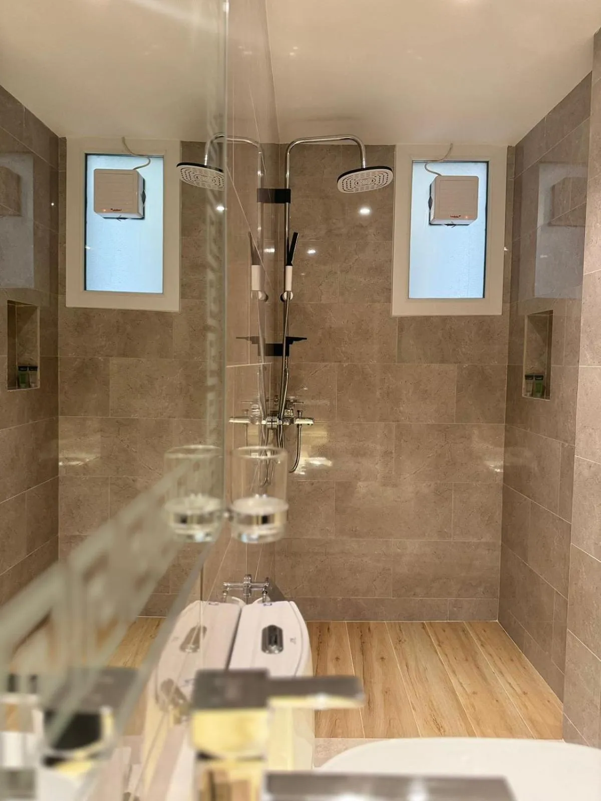 Shower in Royal Plaza Hotel