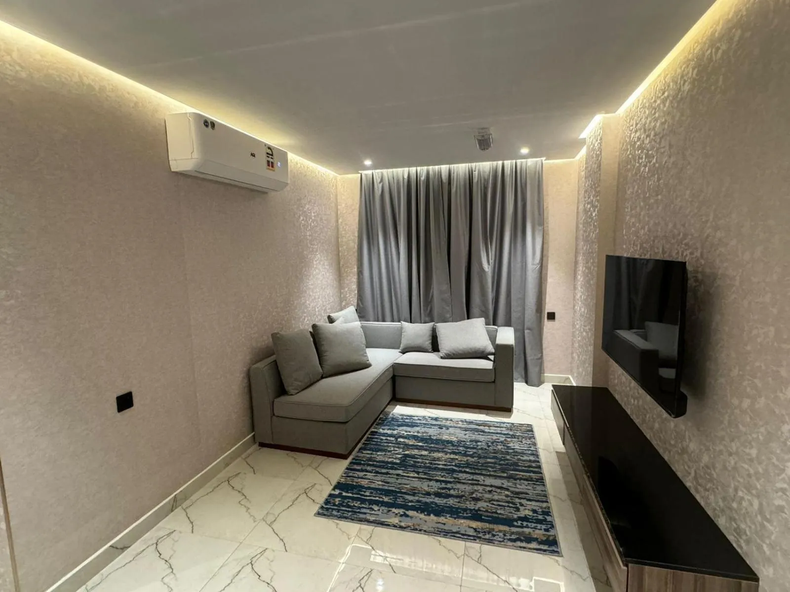 Communal lounge/ TV room in Royal Plaza Hotel