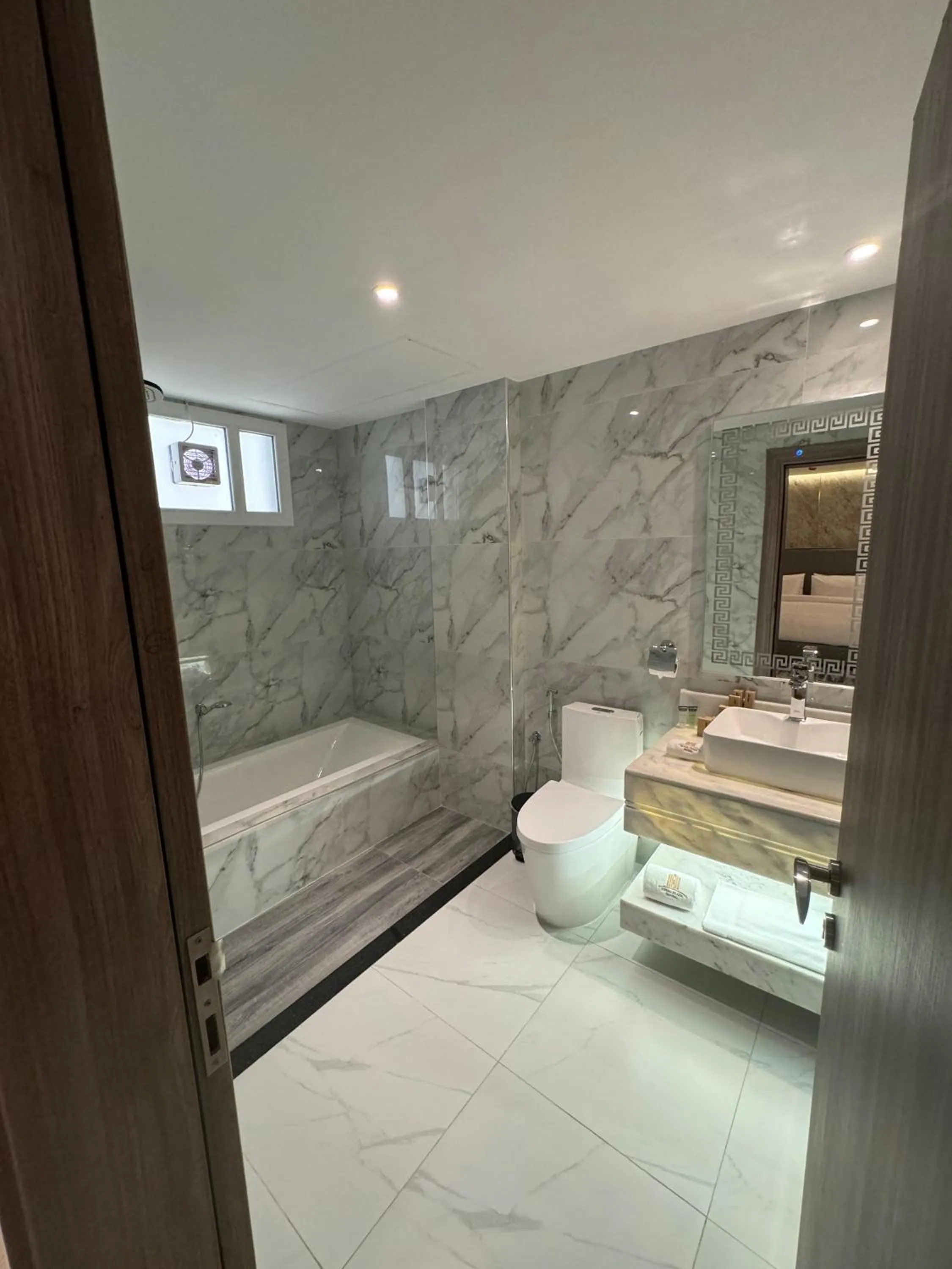 Shower in Royal Plaza Hotel