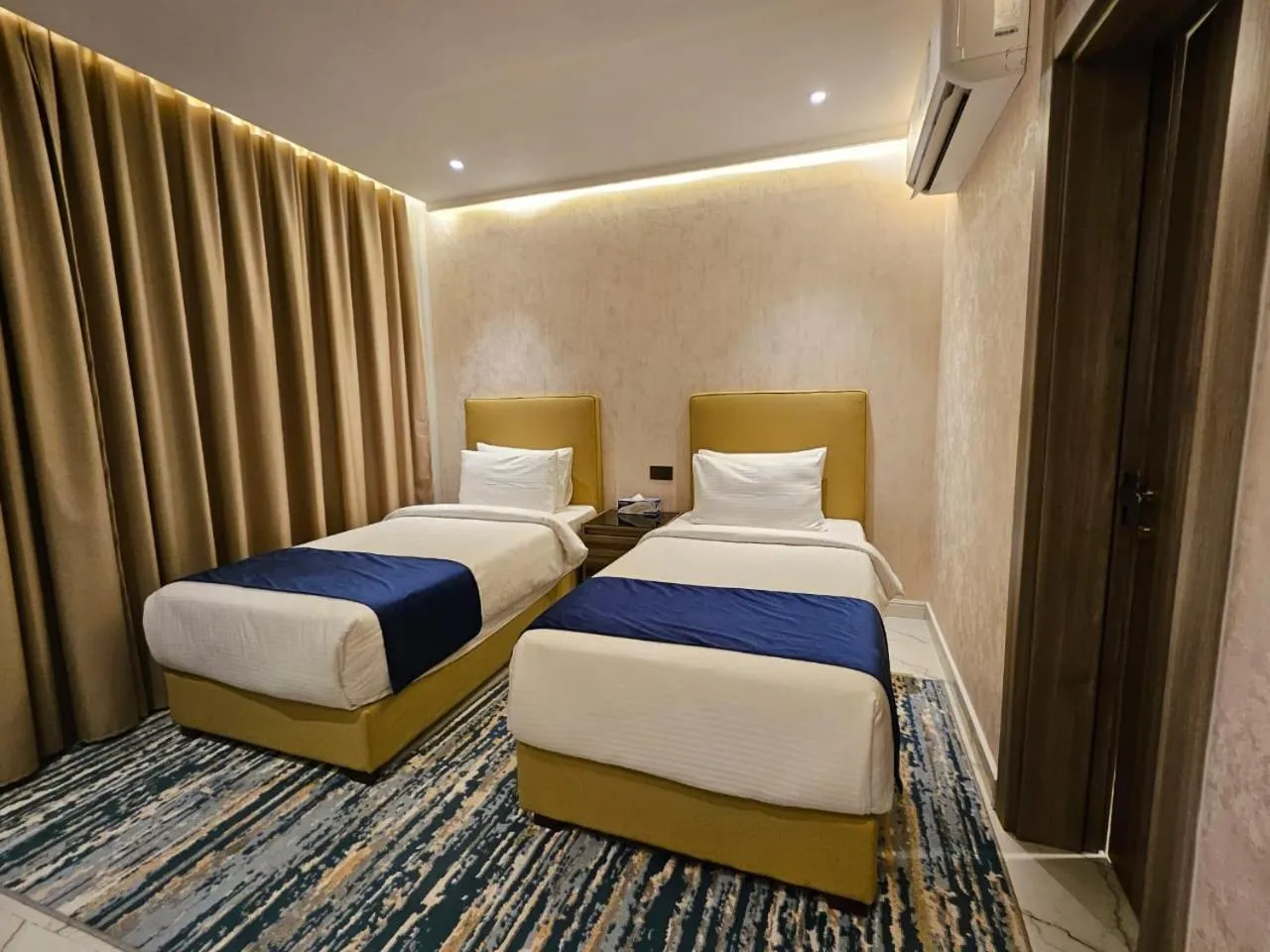 Bedroom, Bed in Royal Plaza Hotel