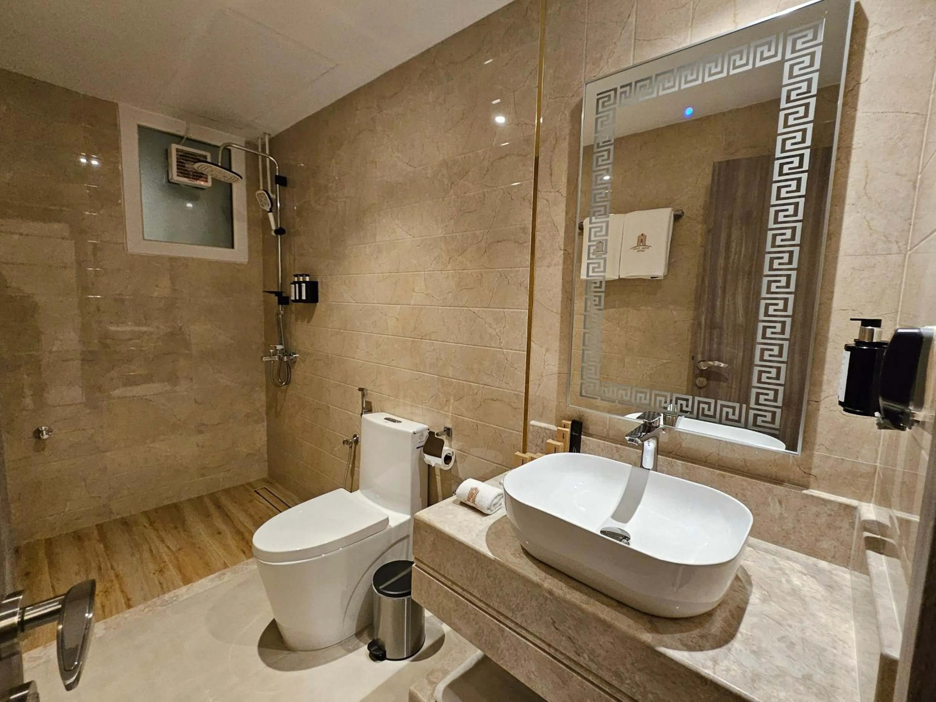 Shower in Royal Plaza Hotel