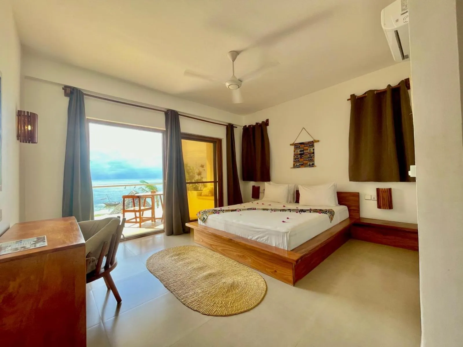 Bedroom, Bed in Aluna Beach Apartments