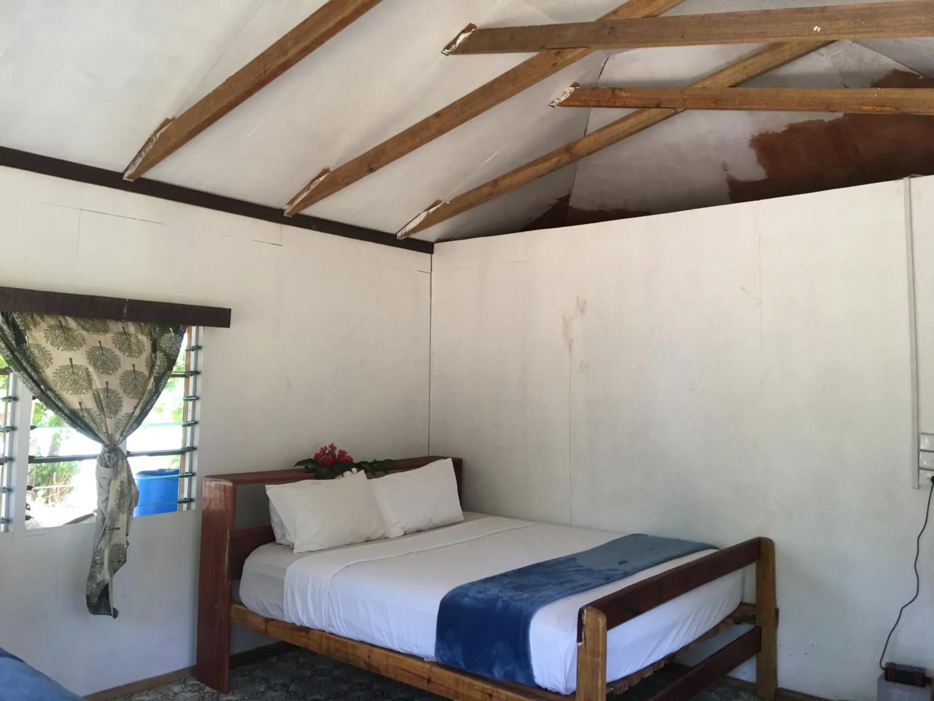 Bed in Yawekata Eco Still Bluewater Lodge