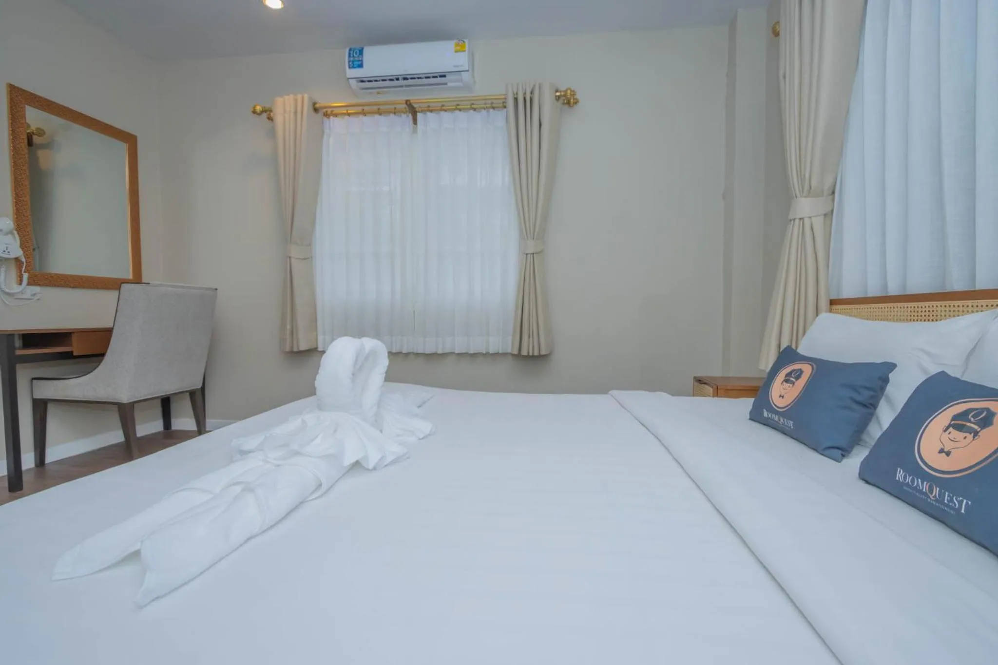 Photo of the whole room, Bed in RoomQuest The Peak Patong Hill