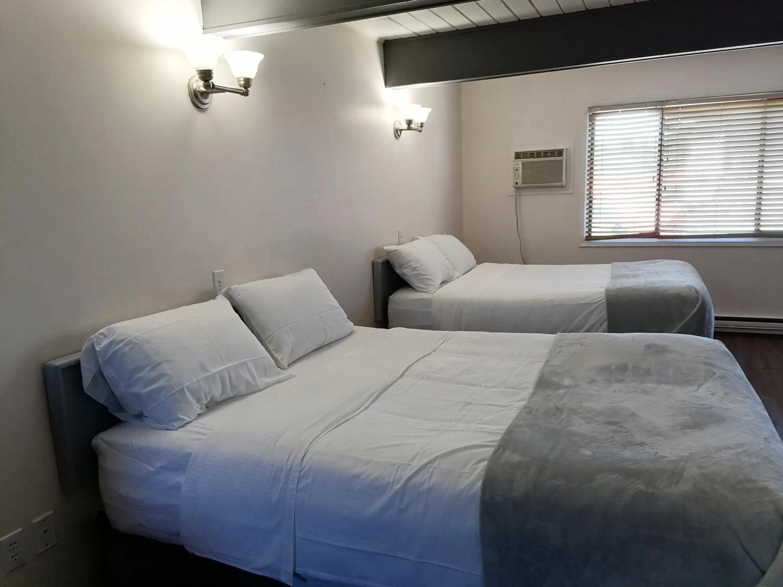 Bedroom, Bed in Campbell River Lodge