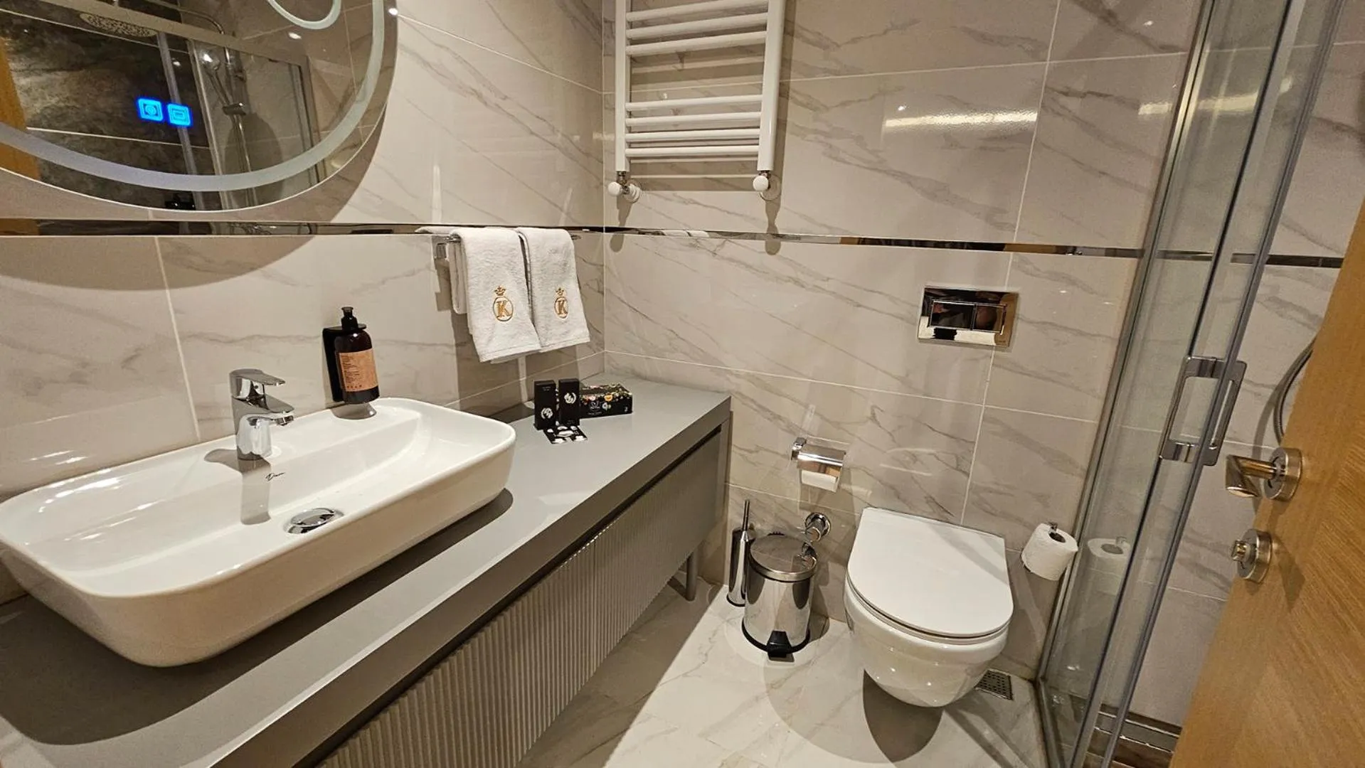 Shower in The Külsümz Hotel