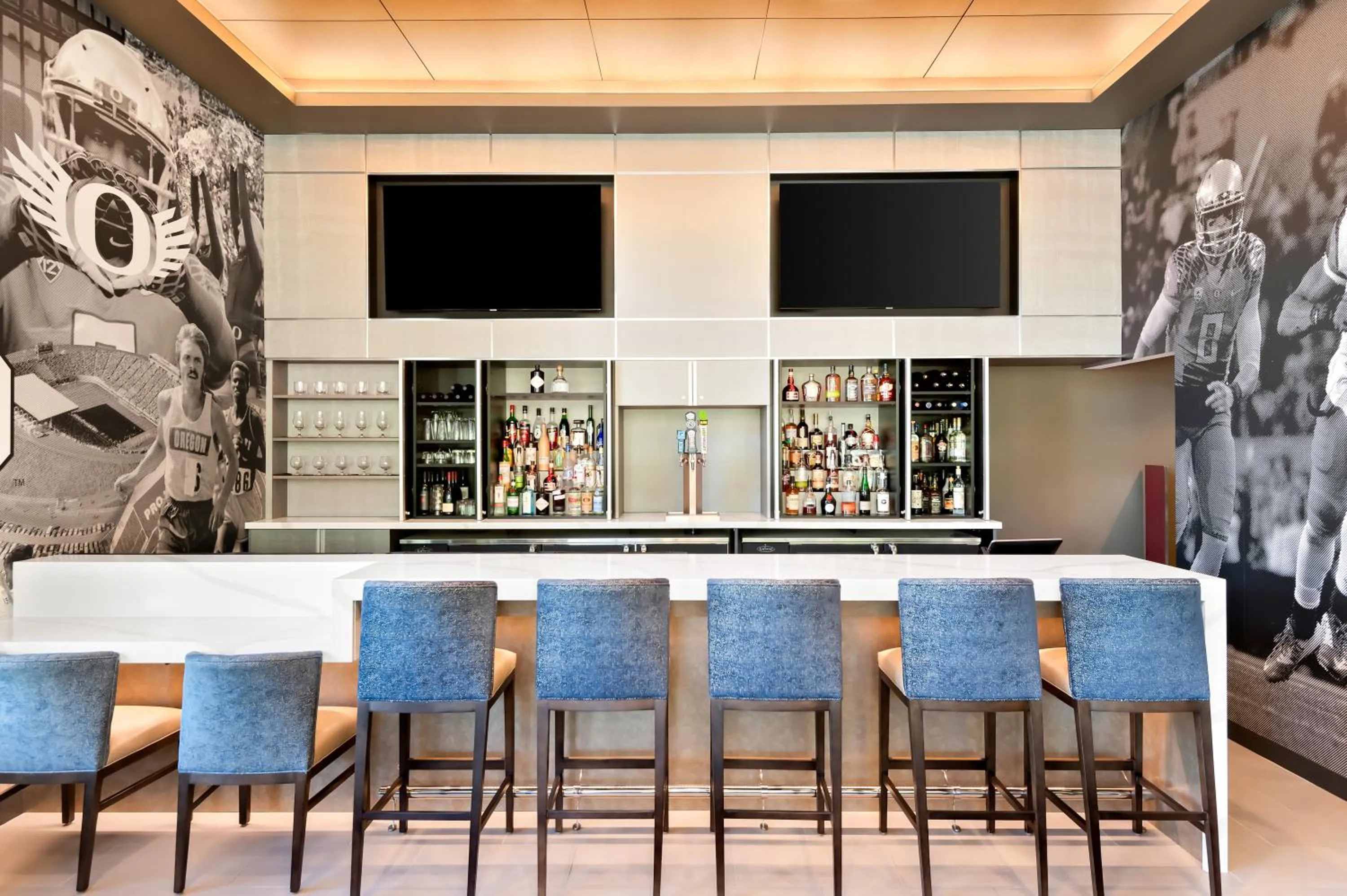 Lounge or bar in Hayward Inn