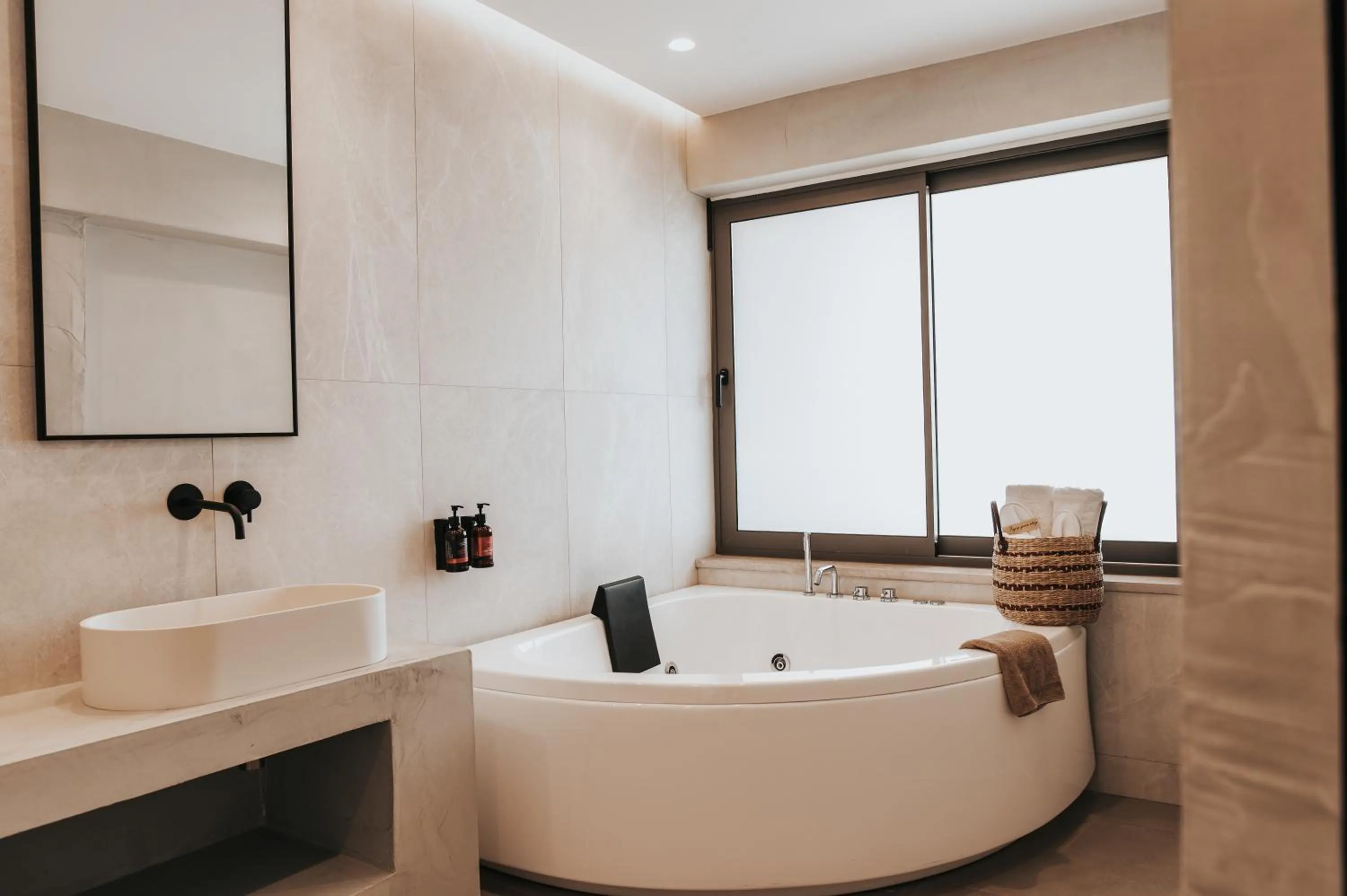 Hot Tub in Sagredo Boutique Hotel & Spa