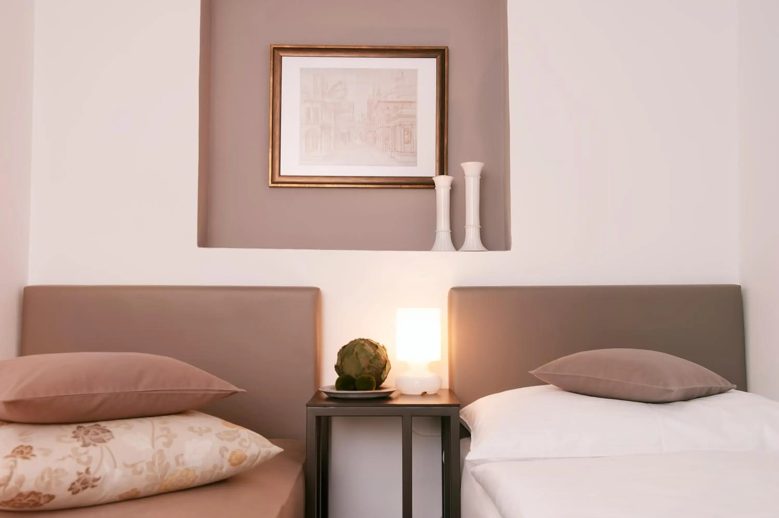 Twin Room Ensuite - Gray in Villa na Vinici Twin Room Ensuite - Gray in Villa na Vinici