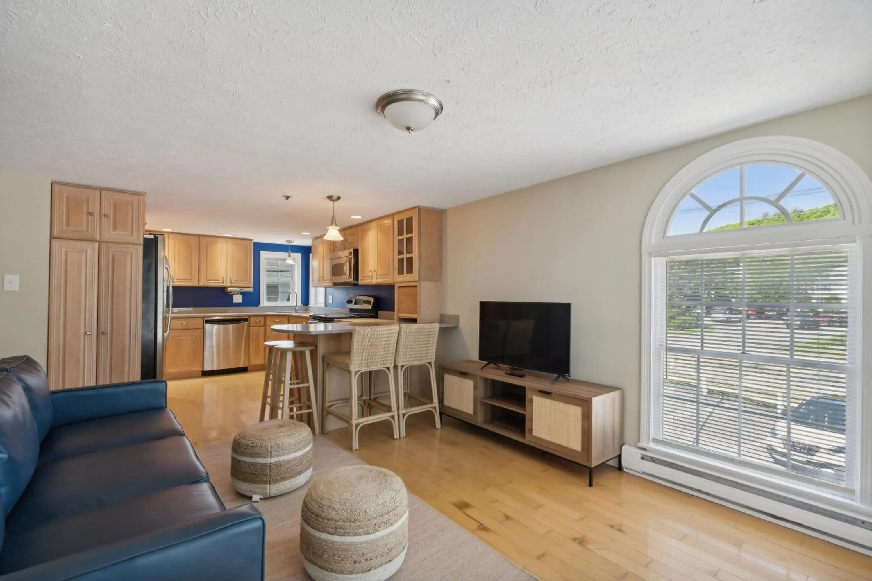 Two-Bedroom Apartment with Balcony in Stage Run by the Sea Two-Bedroom Apartment with Balcony in Stage Run by the Sea