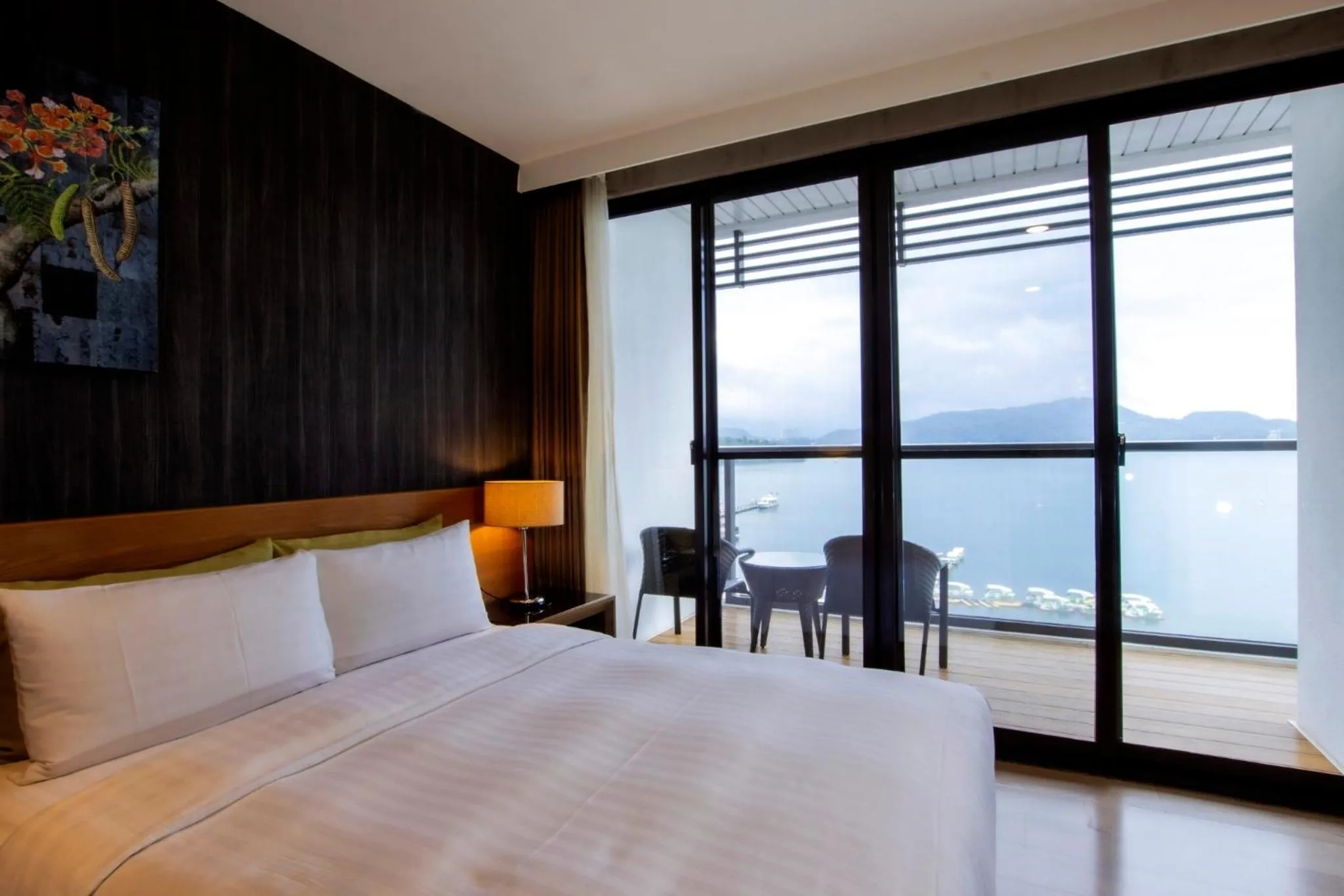 Lake view, Bed in Lealea Garden Hotels - Sun Lake