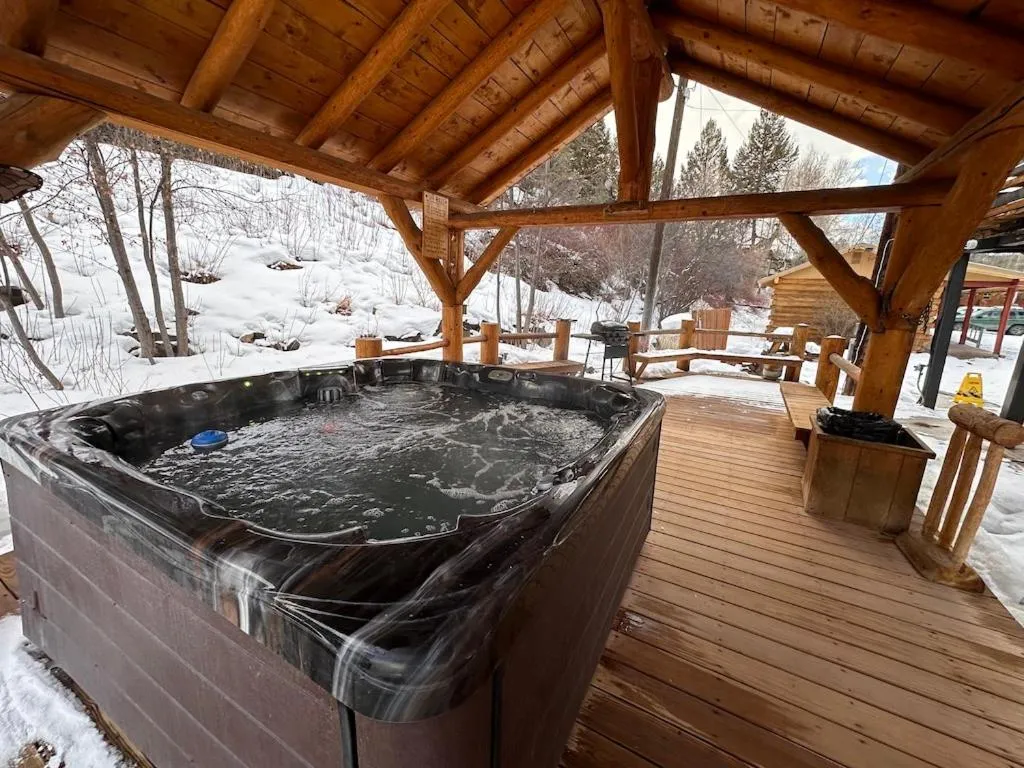 Day in Ute Bluff Lodge, Cabins and RV park