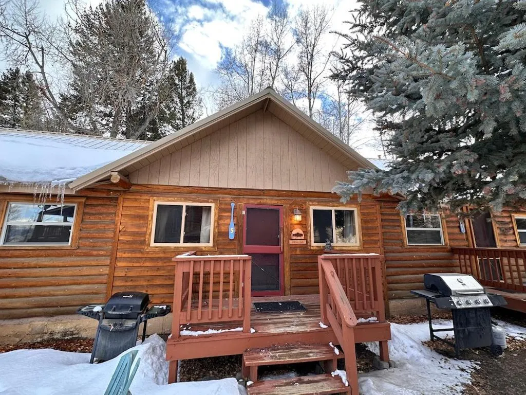 Property building in Ute Bluff Lodge, Cabins and RV park