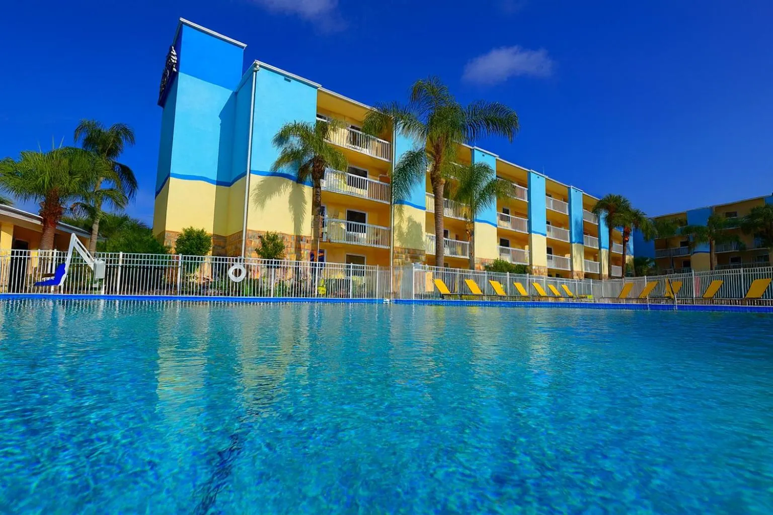 Swimming pool in Orlando International Drive North Hotel