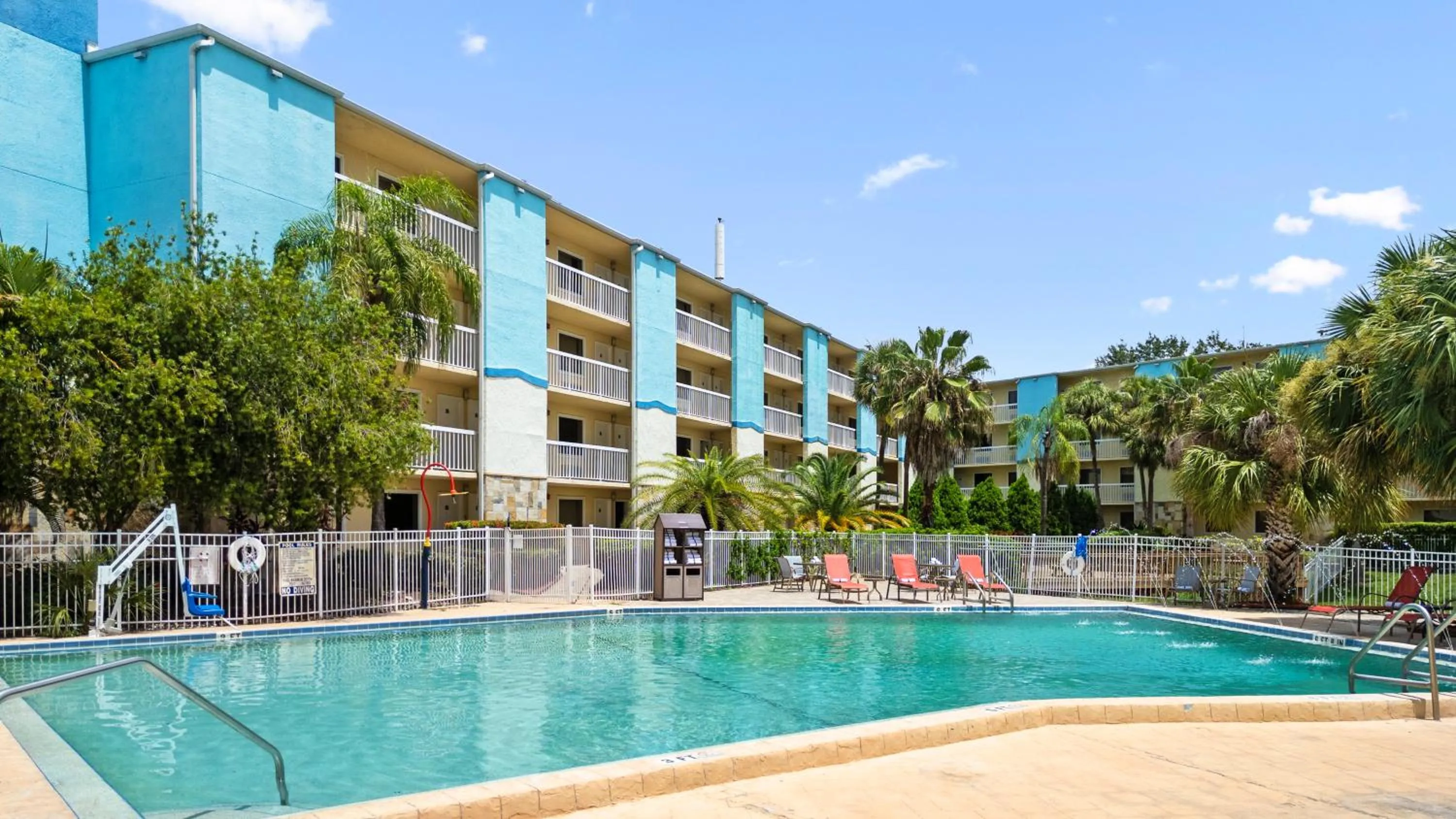 Swimming pool in Orlando International Drive North Hotel