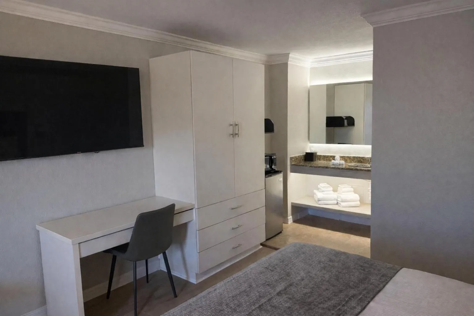 Bathroom, Bed in Orlando International Drive North Hotel