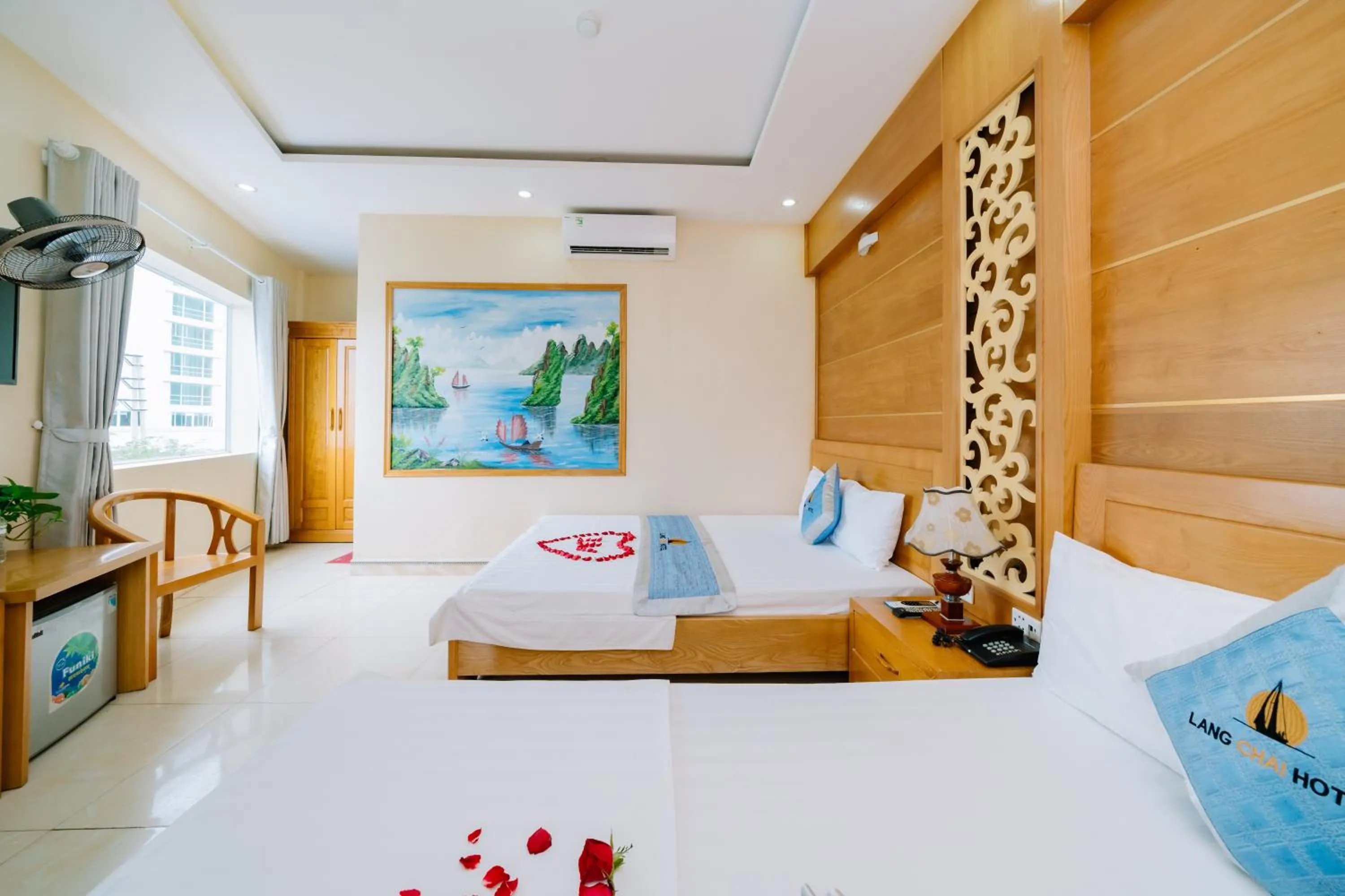 Bed in Lang Chai Hotel Cat Ba