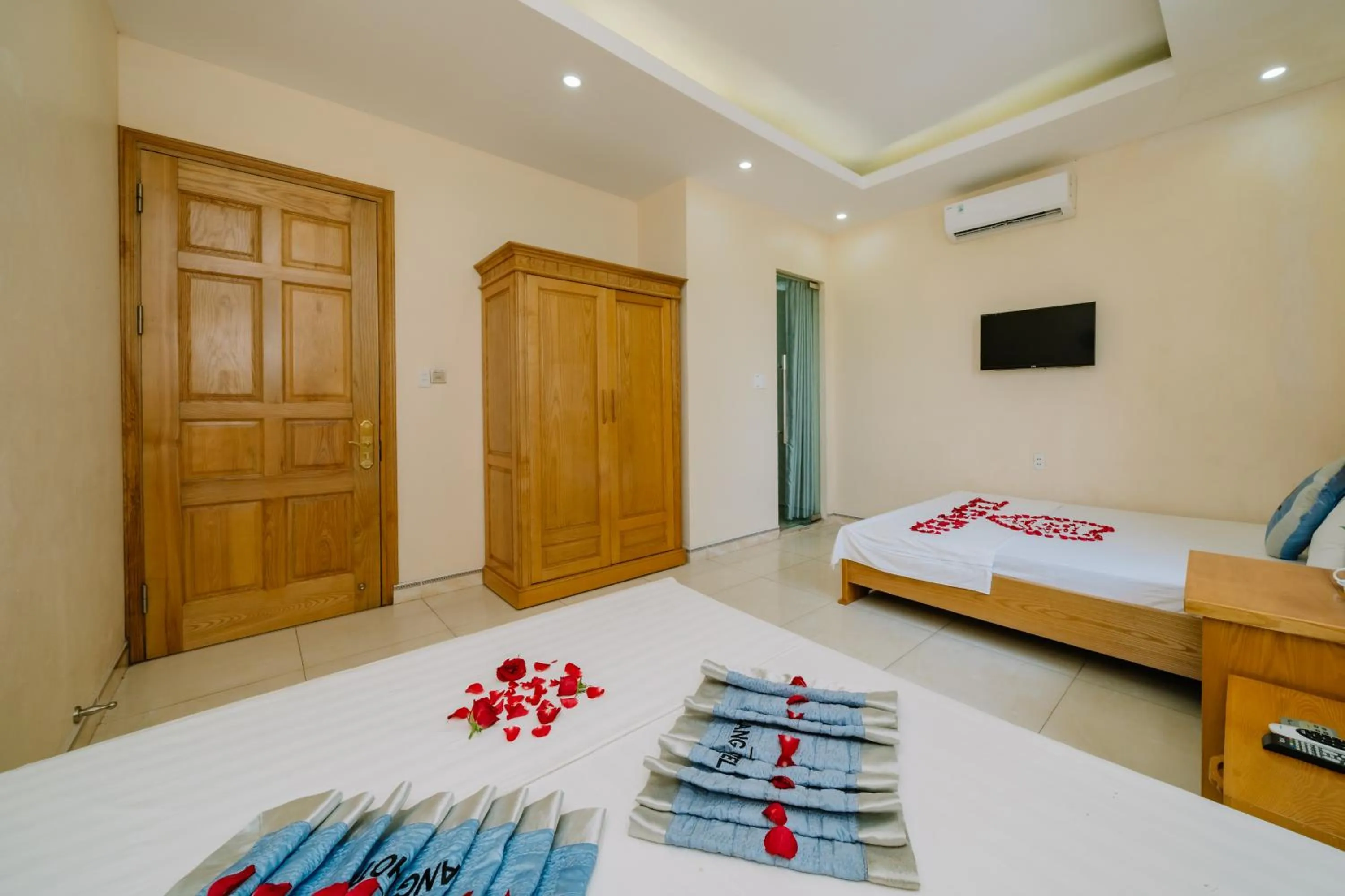 Bed in Lang Chai Hotel Cat Ba