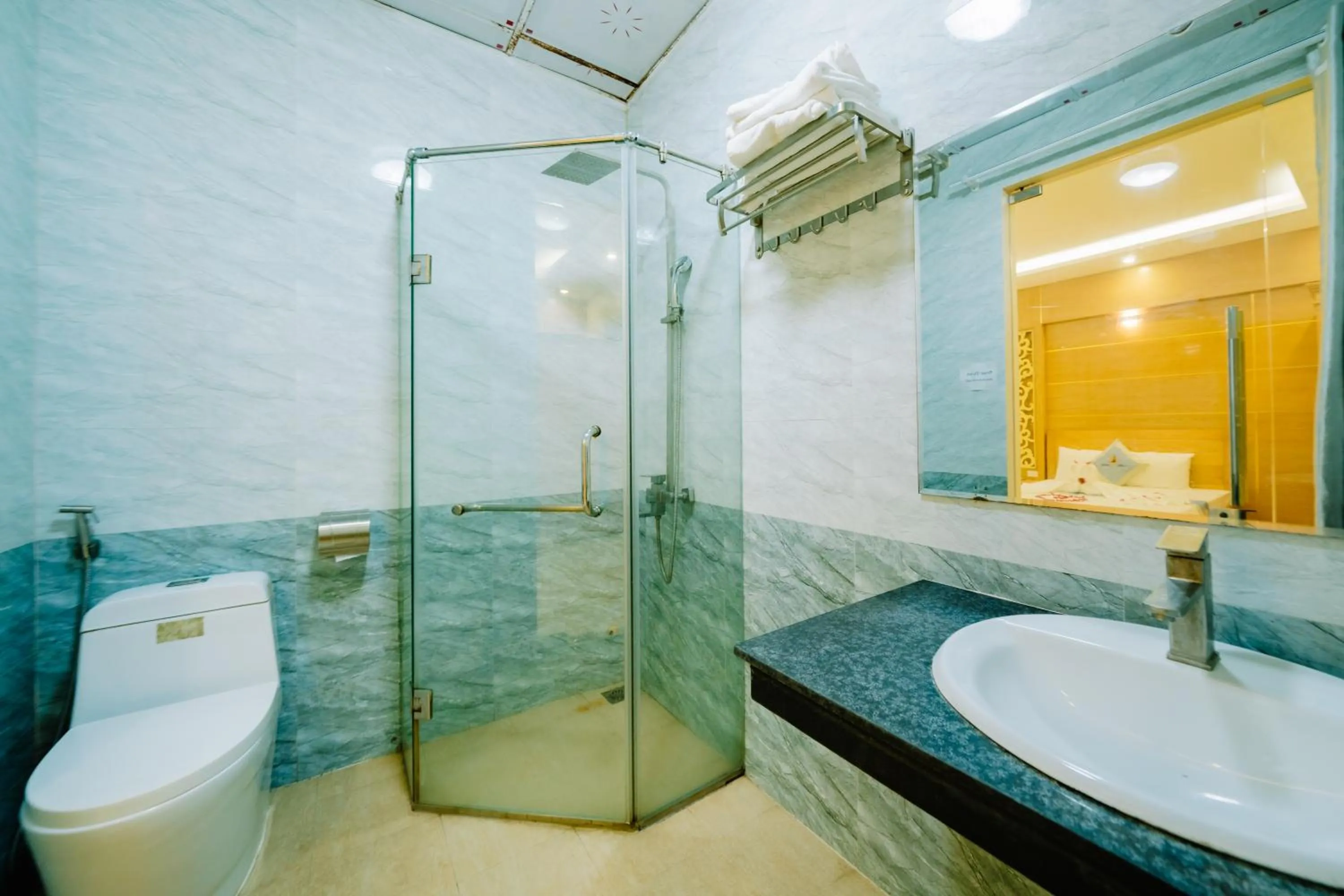 Bathroom in Lang Chai Hotel Cat Ba