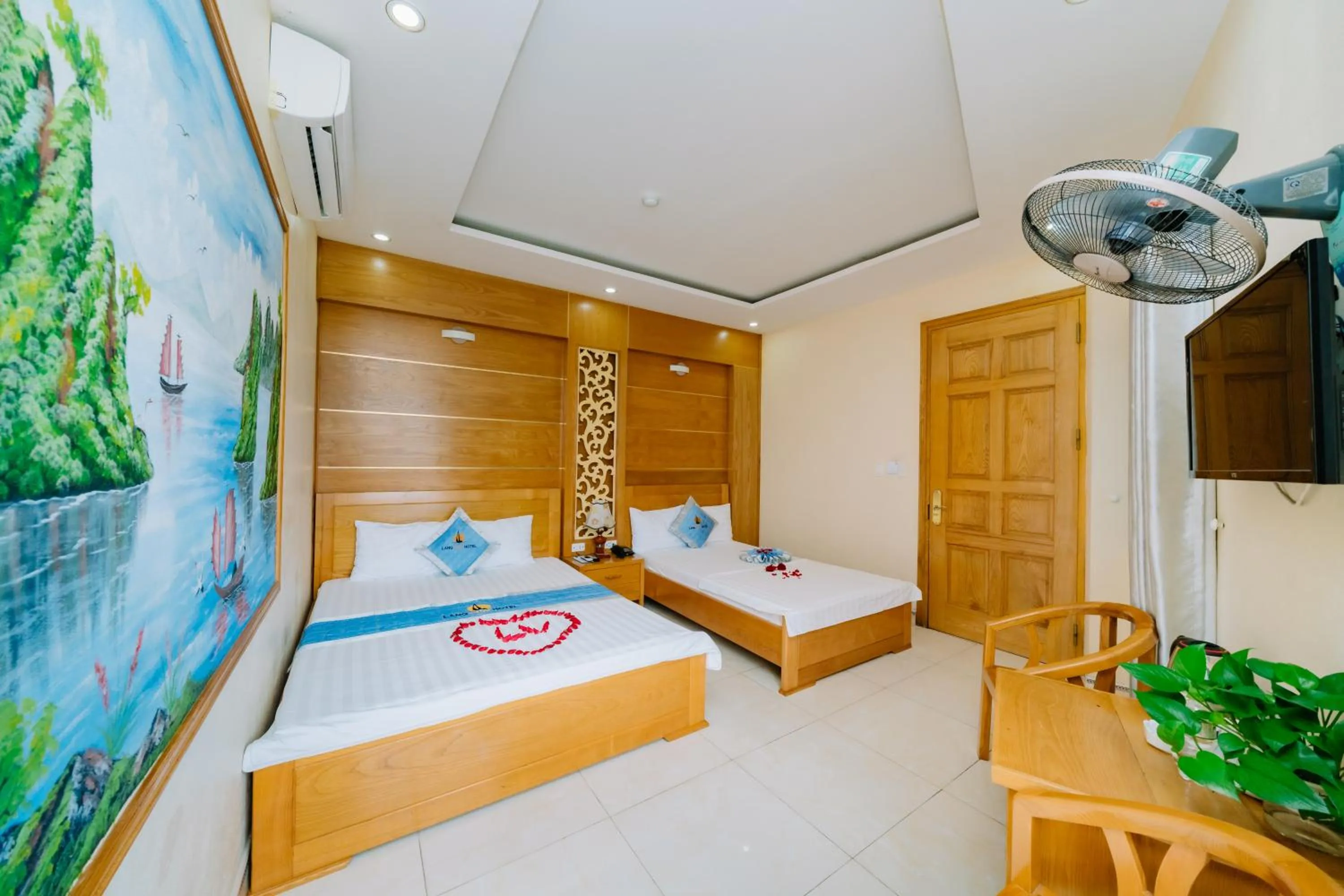 Bed in Lang Chai Hotel Cat Ba