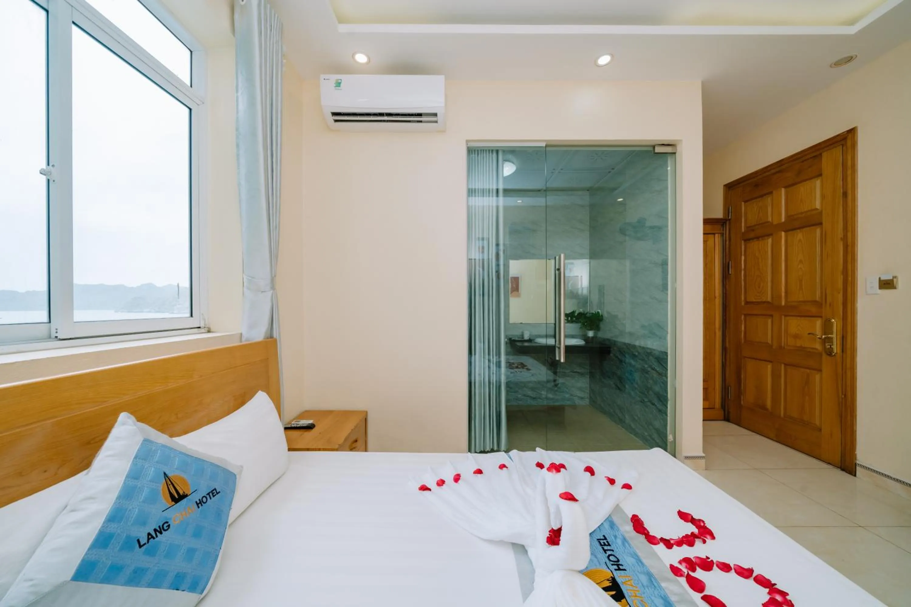 Bed in Lang Chai Hotel Cat Ba