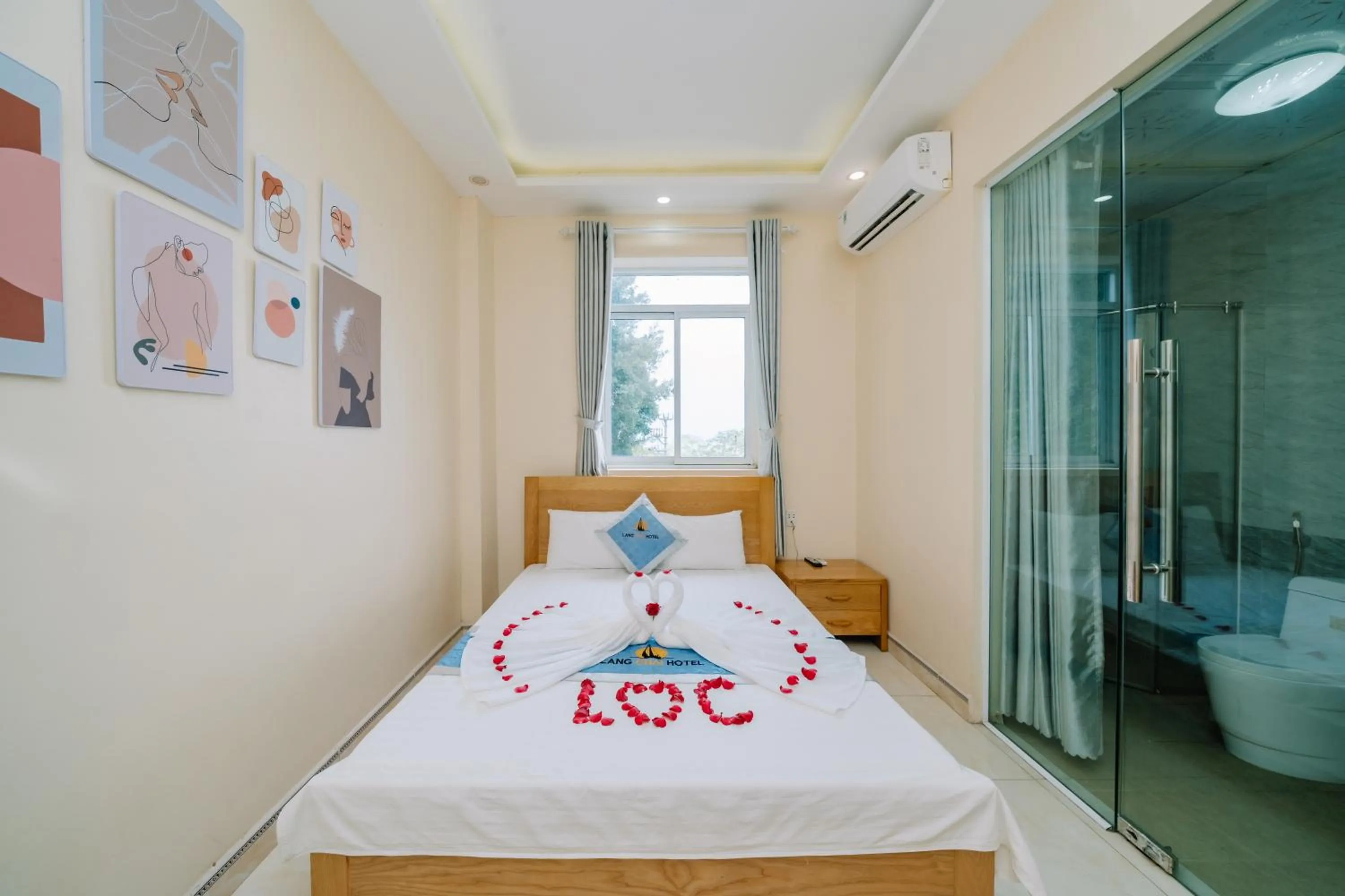 Bed in Lang Chai Hotel Cat Ba