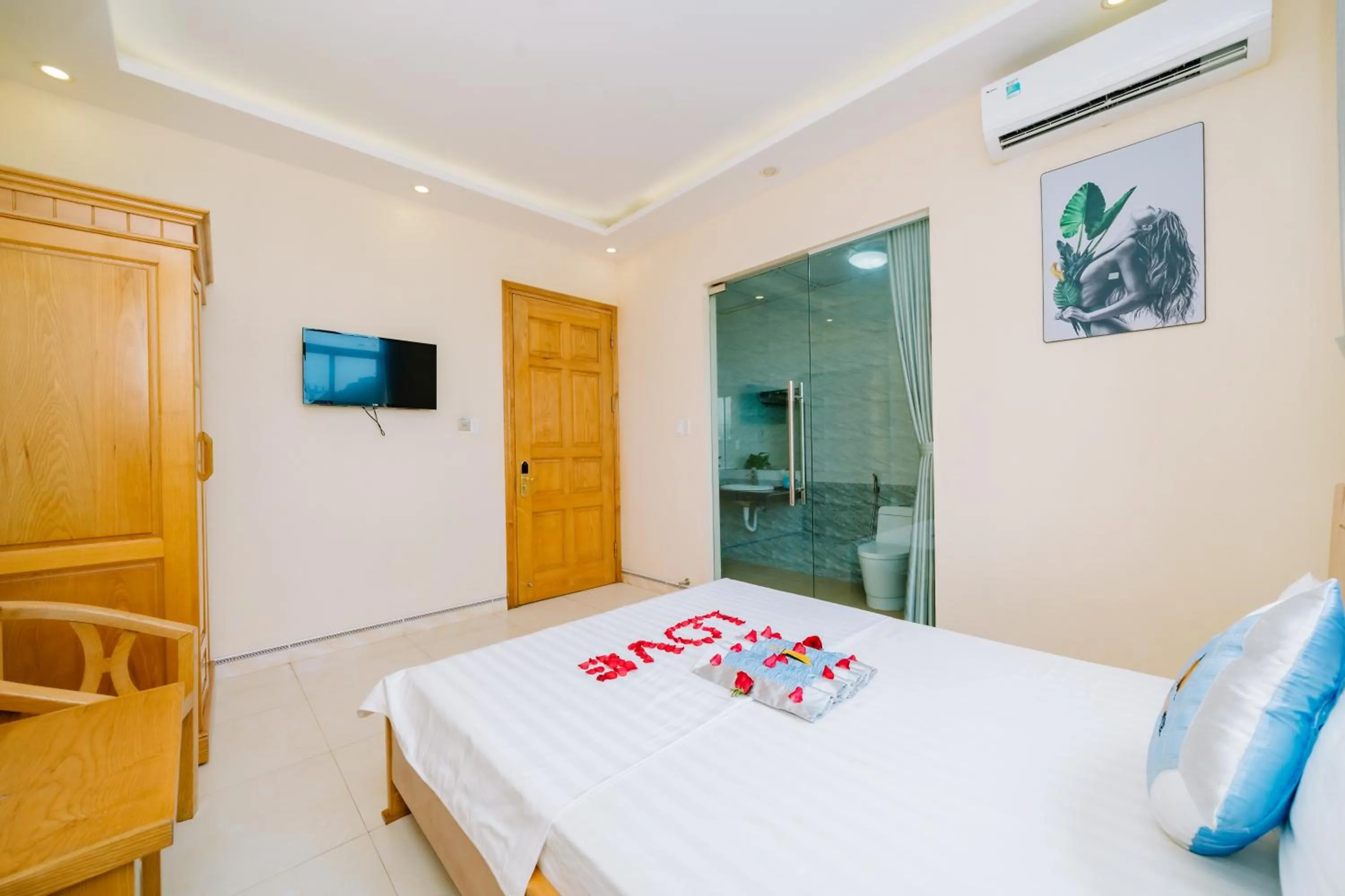 Bed in Lang Chai Hotel Cat Ba