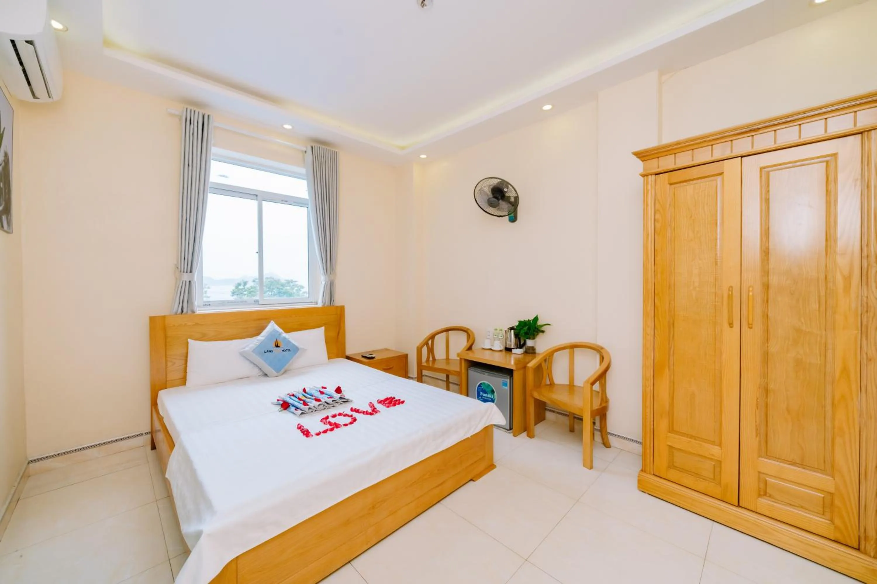 Bed in Lang Chai Hotel Cat Ba