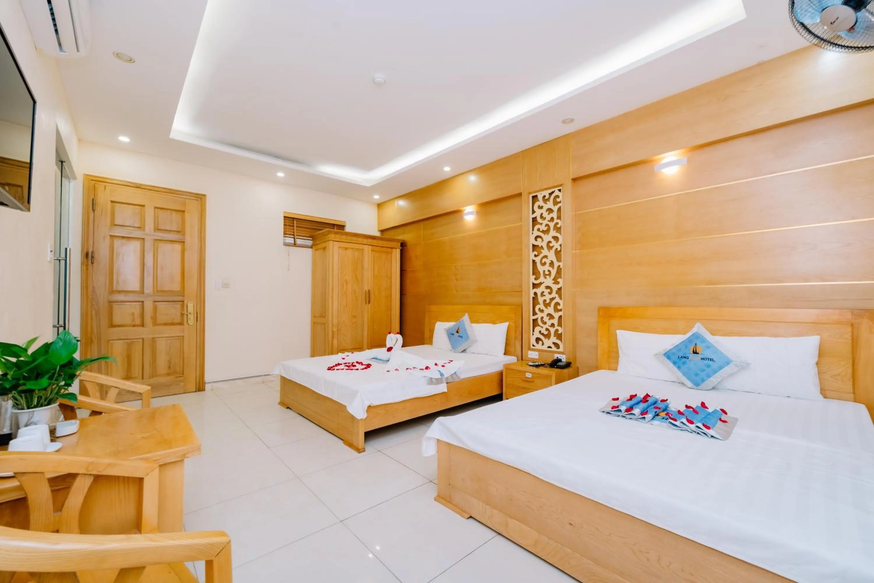 Bed in Lang Chai Hotel Cat Ba