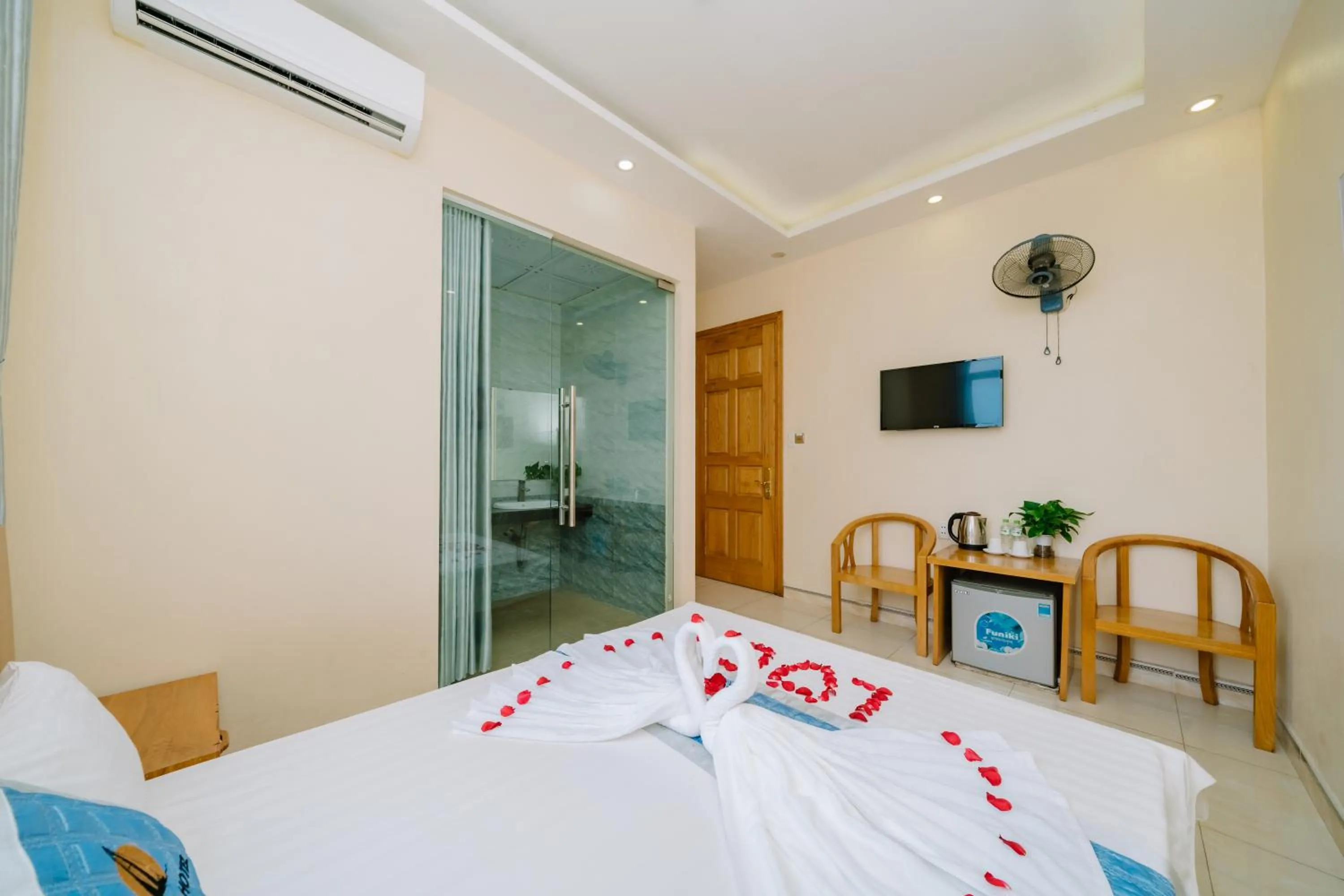 Bed in Lang Chai Hotel Cat Ba