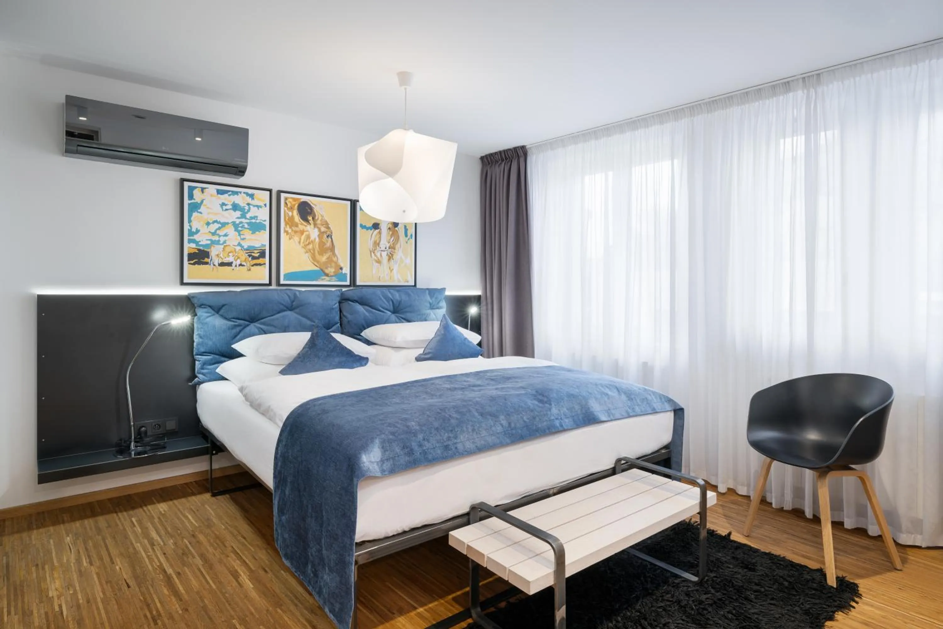 Photo of the whole room, Bed in MOOo Downtown