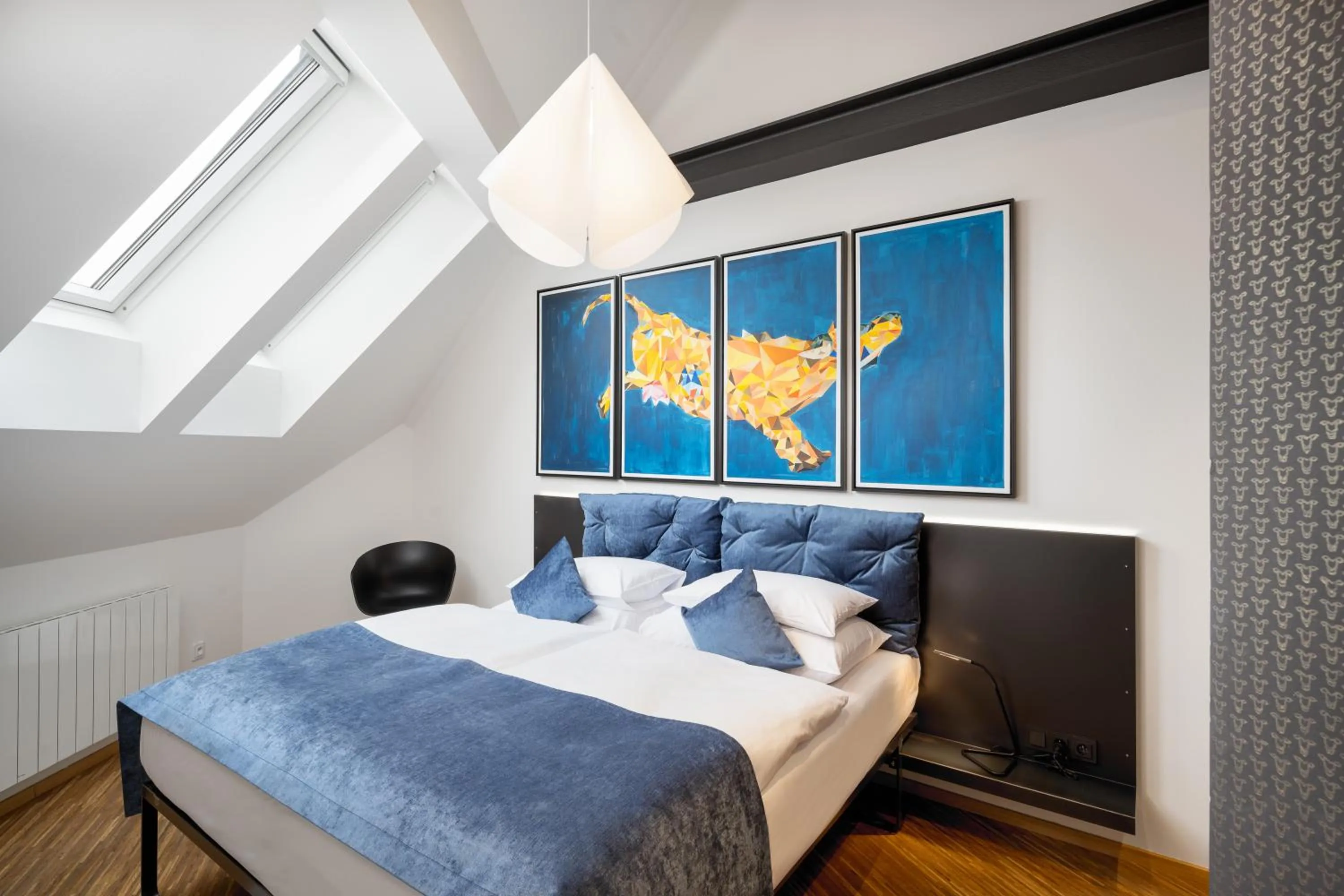 Photo of the whole room, Bed in MOOo Downtown