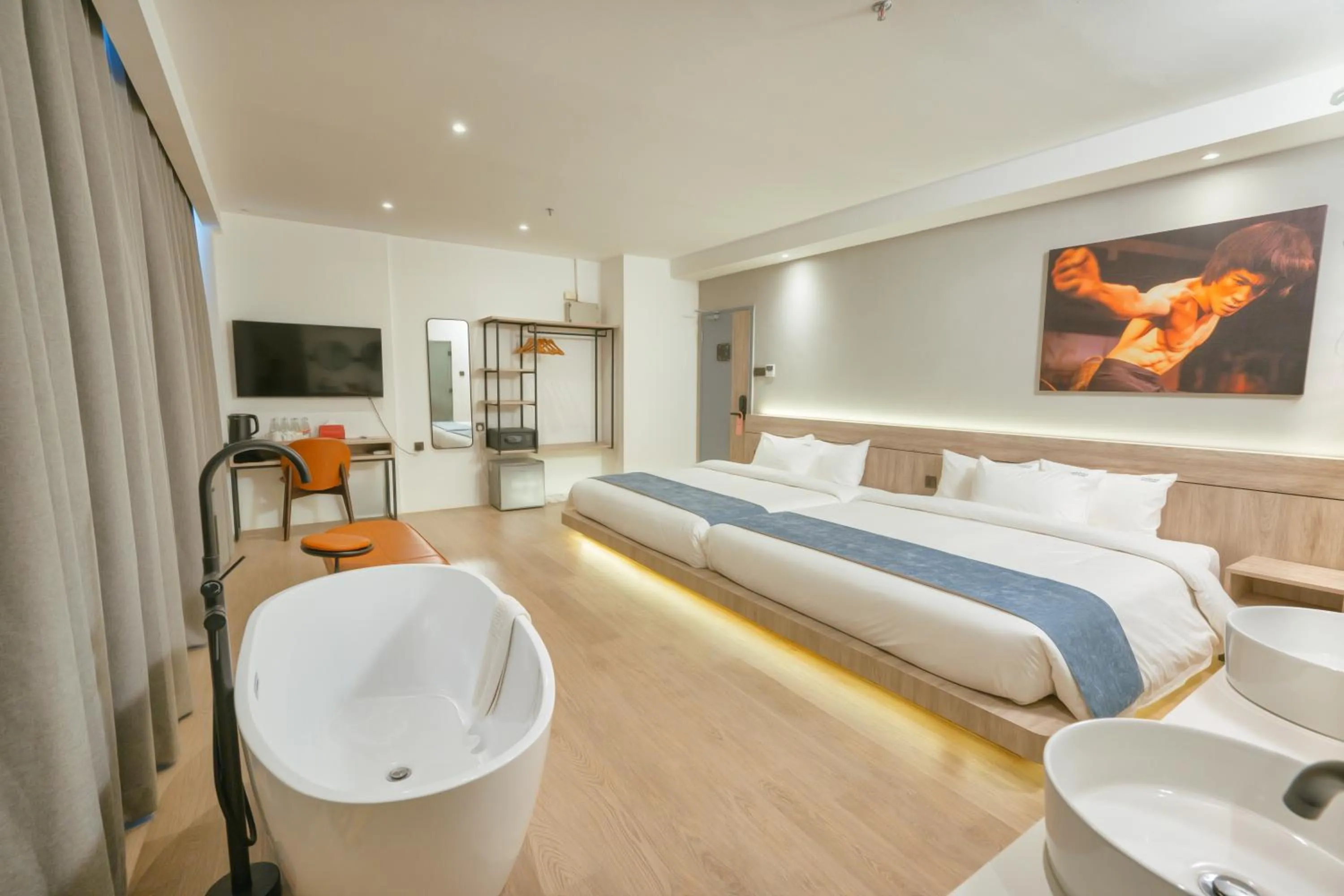 Photo of the whole room, Bed in Theatre Hotel