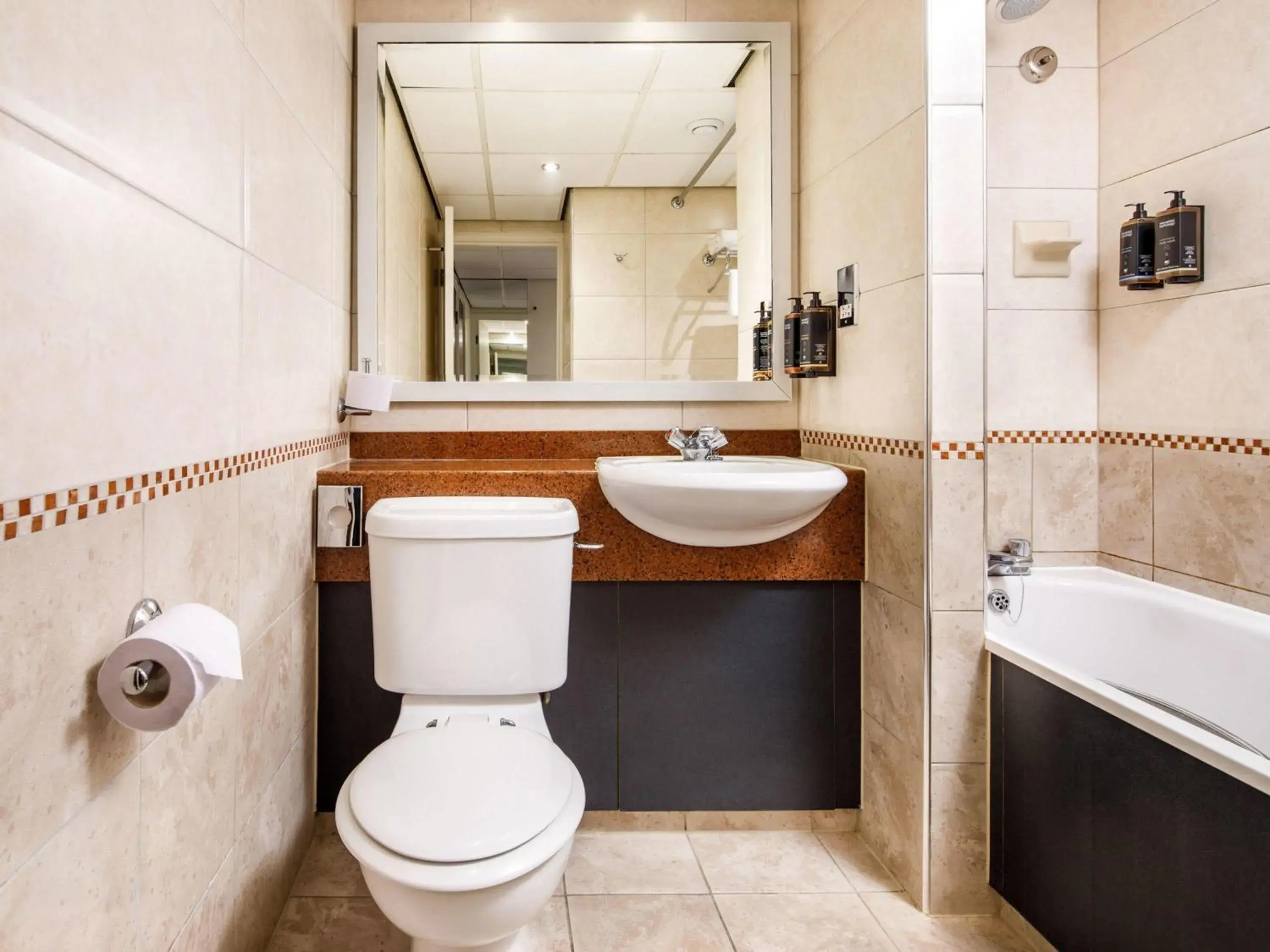 Classic Twin Room in Mercure Chester Abbots Well Hotel Classic Twin Room in Mercure Chester Abbots Well Hotel