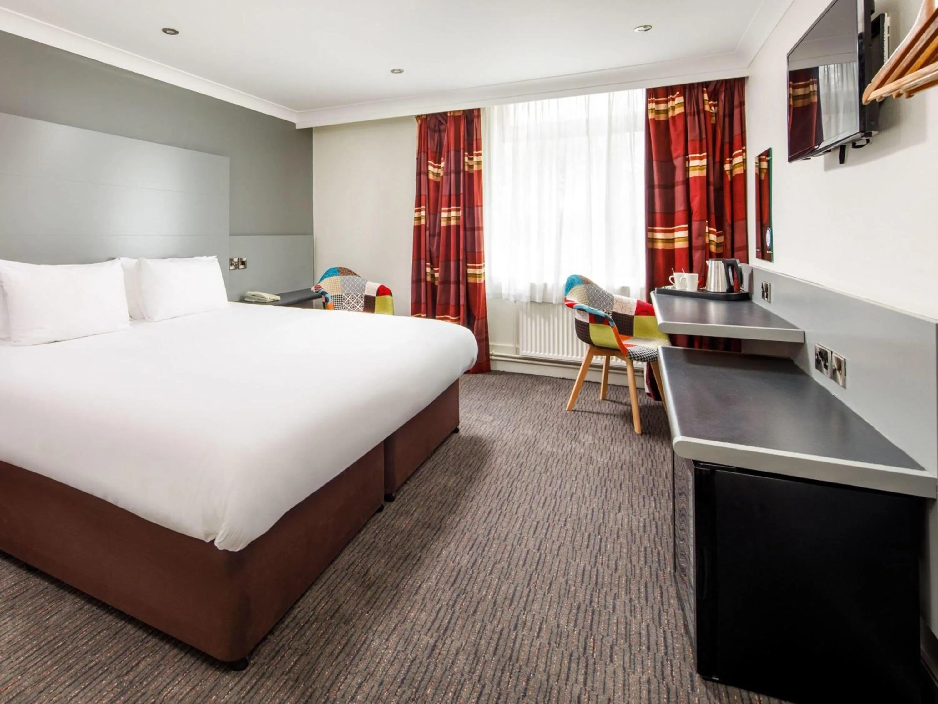 Bedroom, Bed in Mercure Chester Abbots Well Hotel