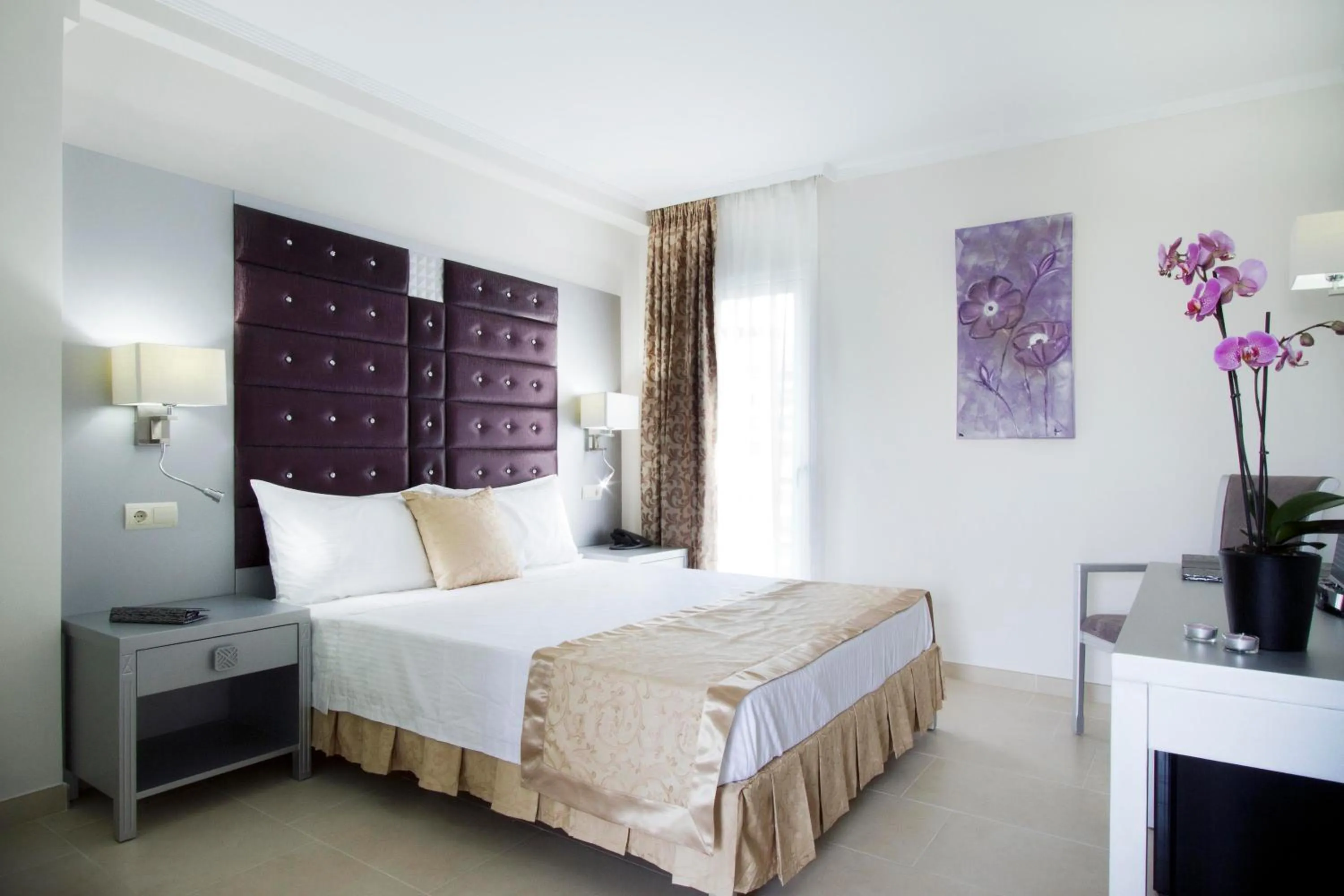 Bedroom, Bed in Moon Dreams Torremolinos - Adults Recommended