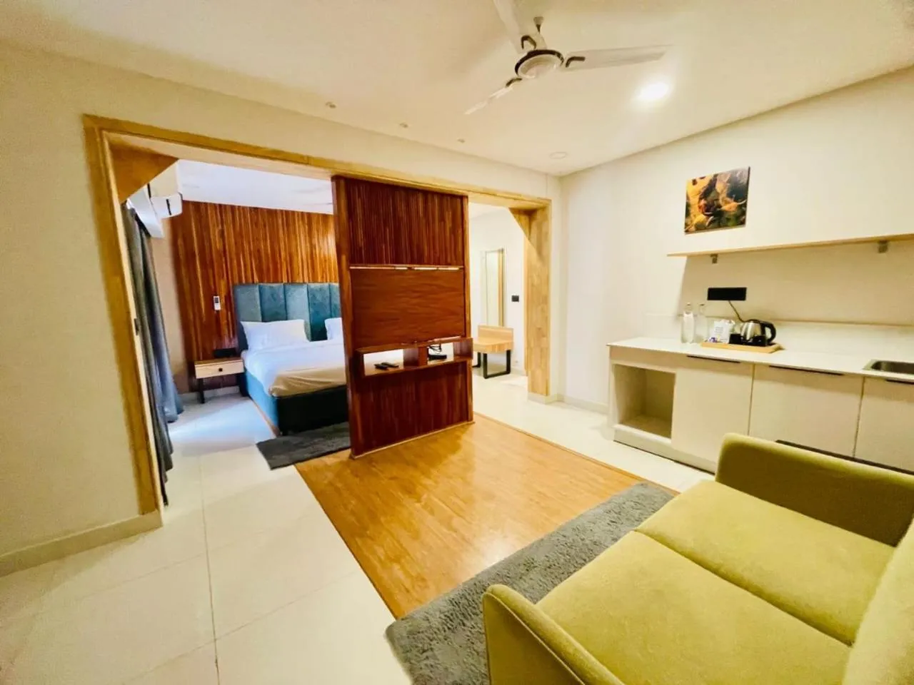 TV and multimedia in The Habitat Suites-Walkable distance to Guruvayoor temple