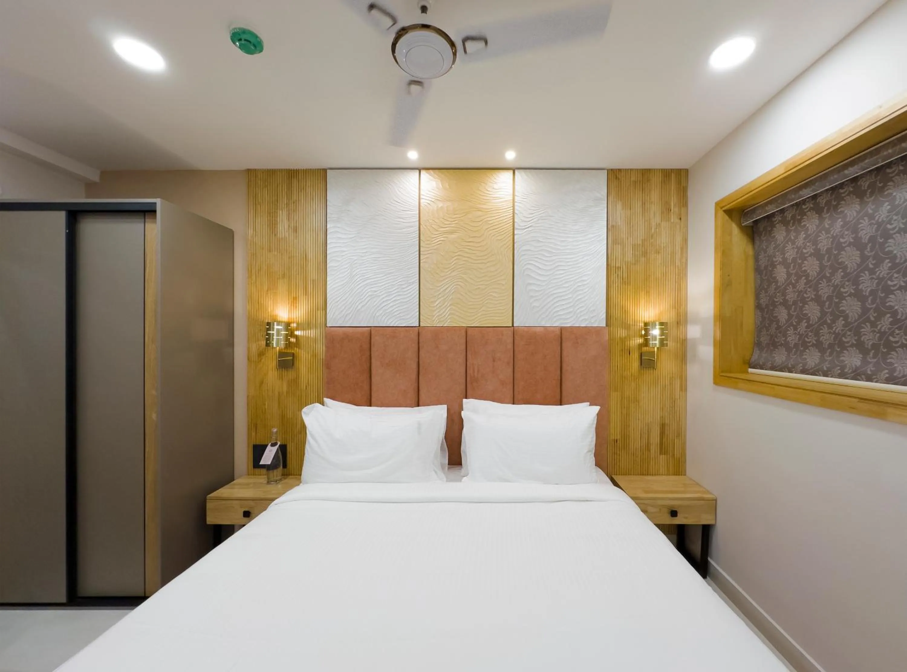 Bedroom, Bed in The Habitat Suites-Walkable distance to Guruvayoor temple