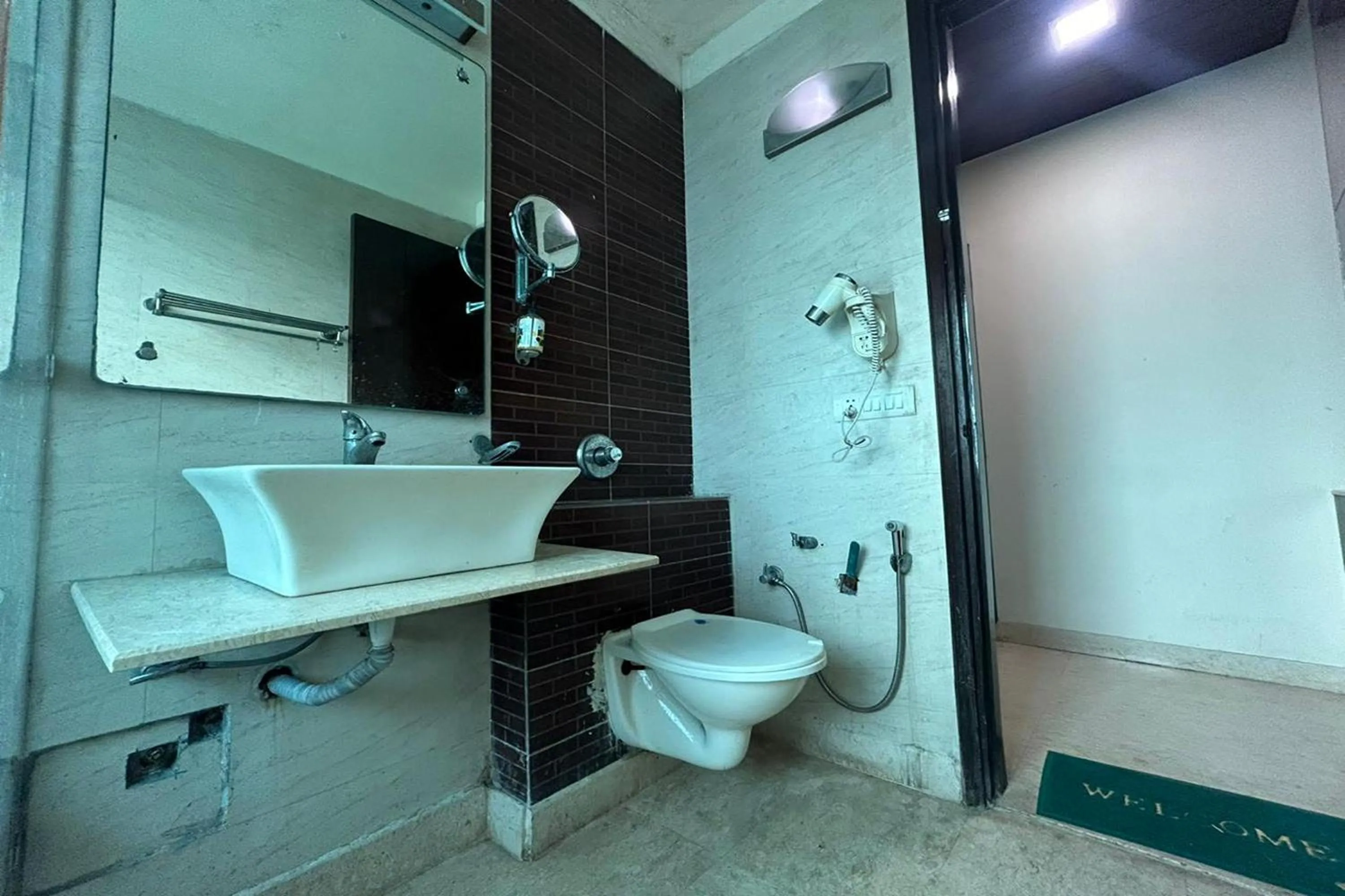 Shower in The Metropolis Guest House Near RK Ashram Metro Station