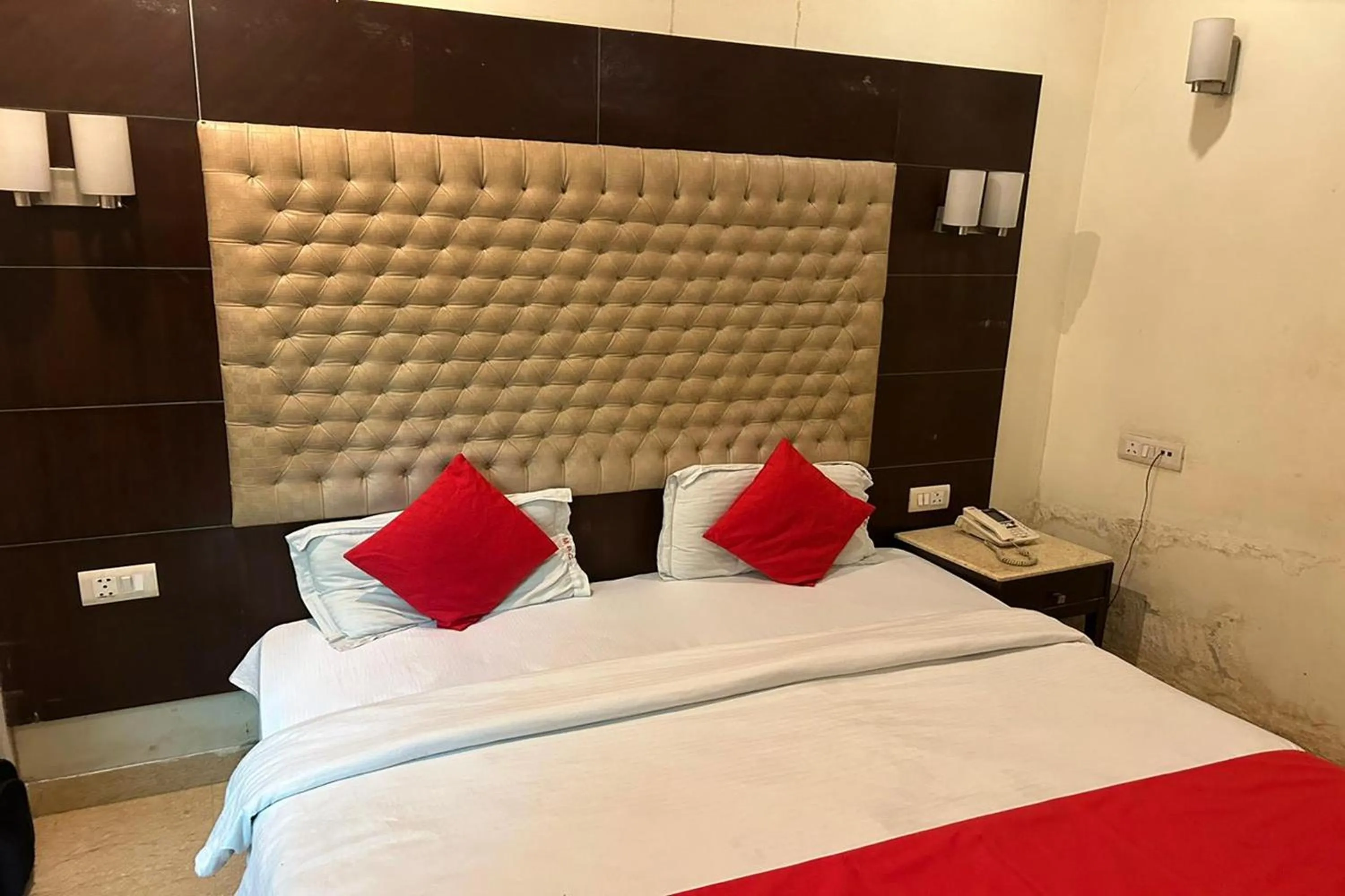 Bed in The Metropolis Guest House Near RK Ashram Metro Station