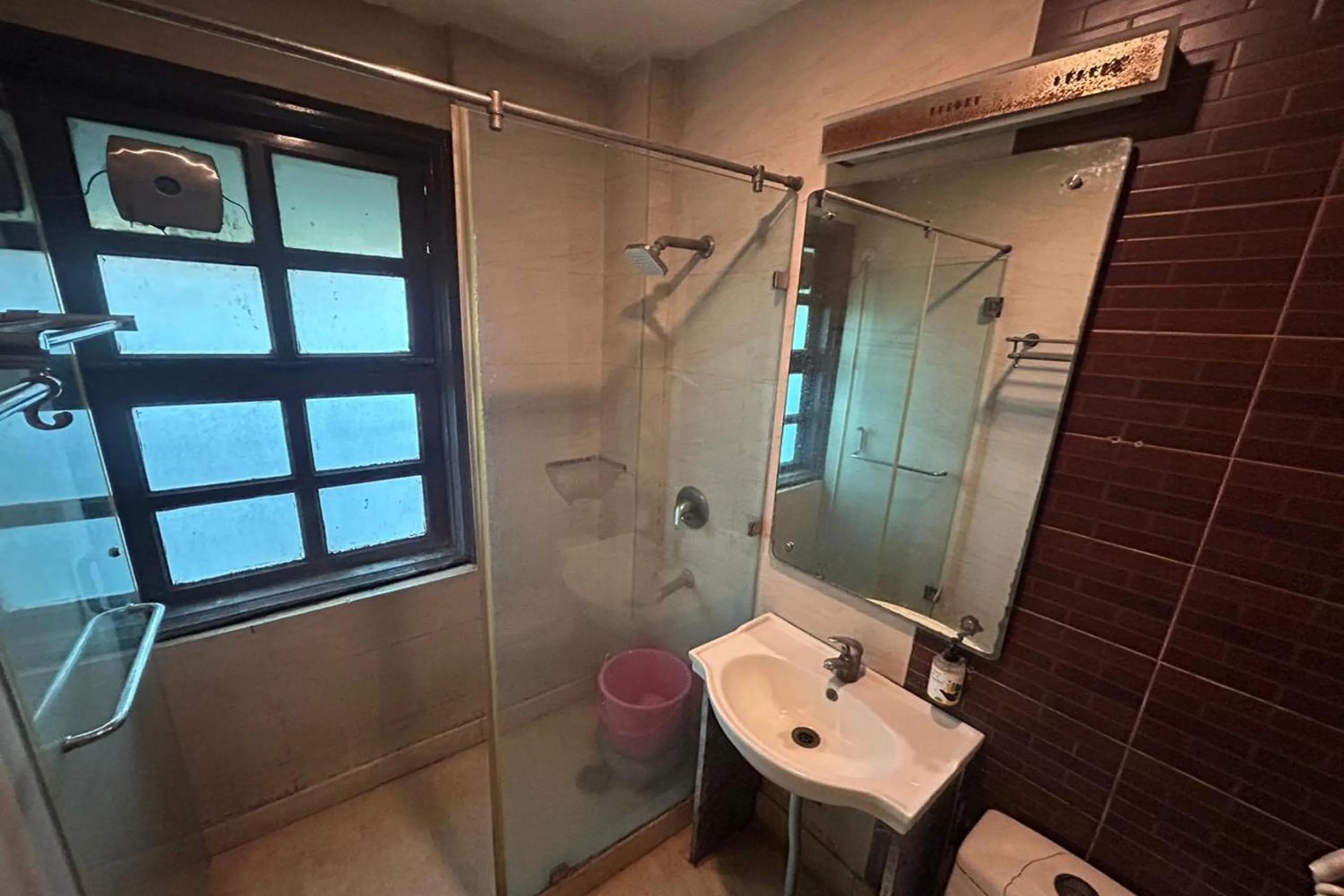 Shower in The Metropolis Guest House Near RK Ashram Metro Station