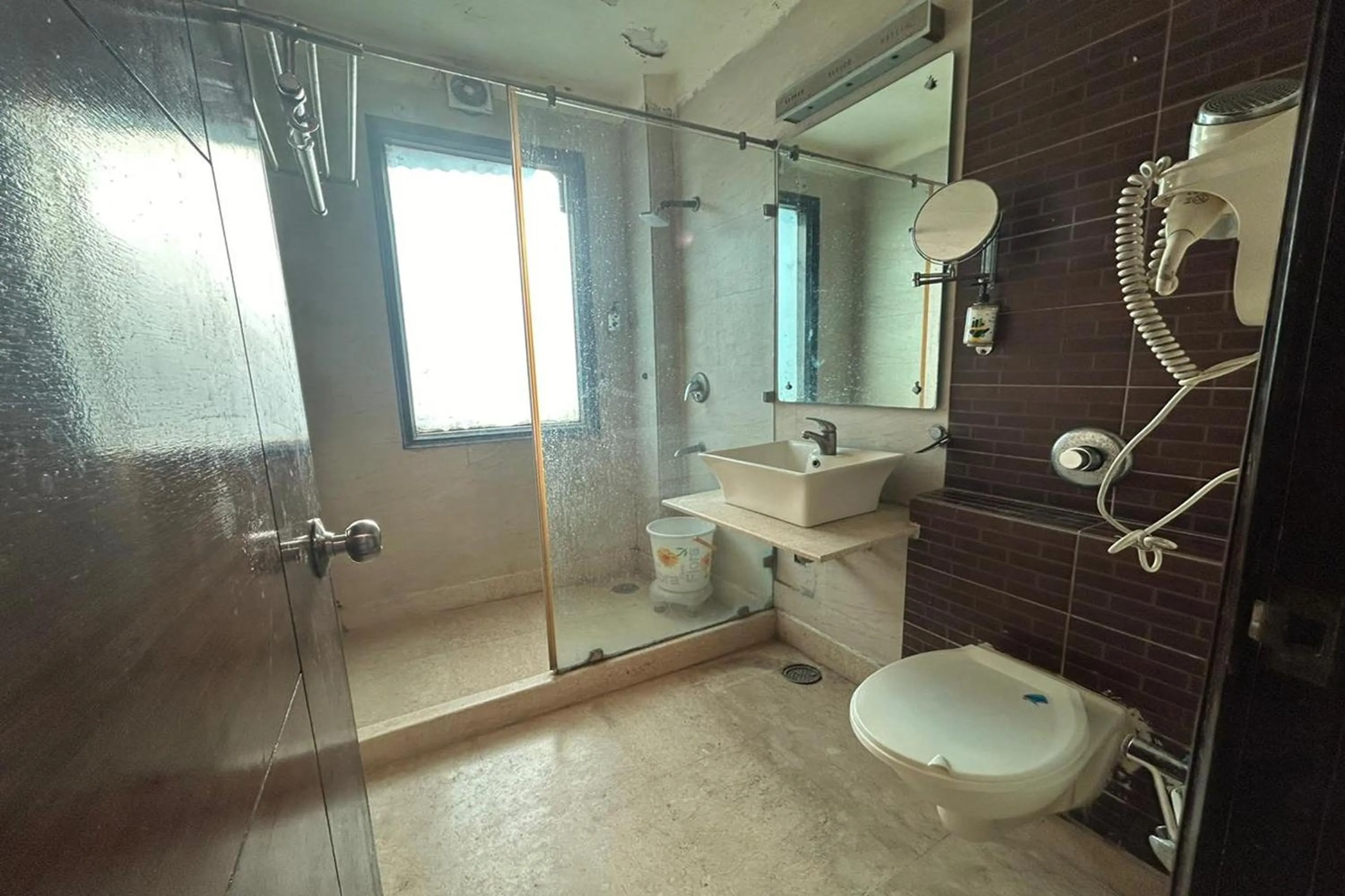 Shower in The Metropolis Guest House Near RK Ashram Metro Station