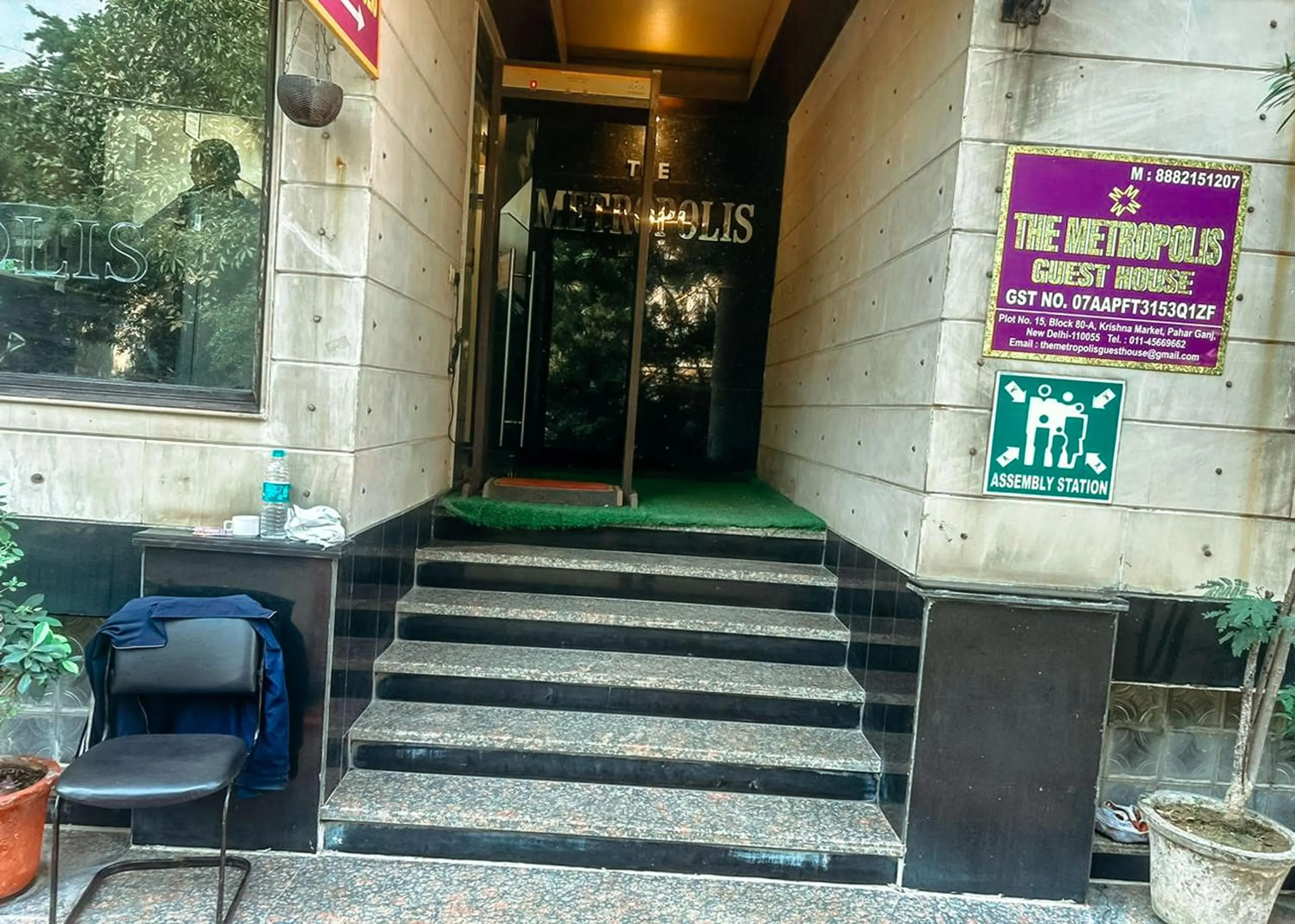 Facade/entrance in The Metropolis Guest House Near RK Ashram Metro Station