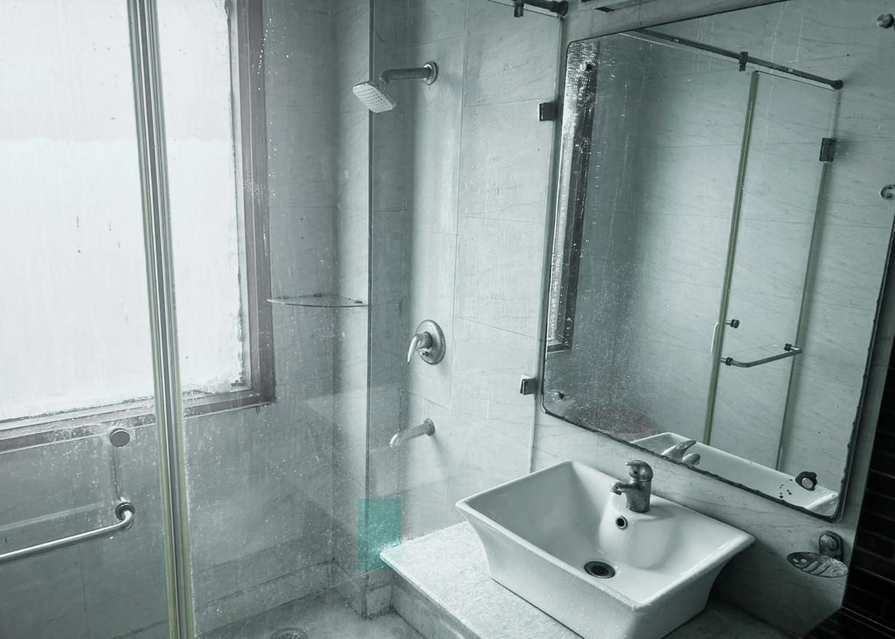 Bathroom in The Metropolis Guest House Near RK Ashram Metro Station