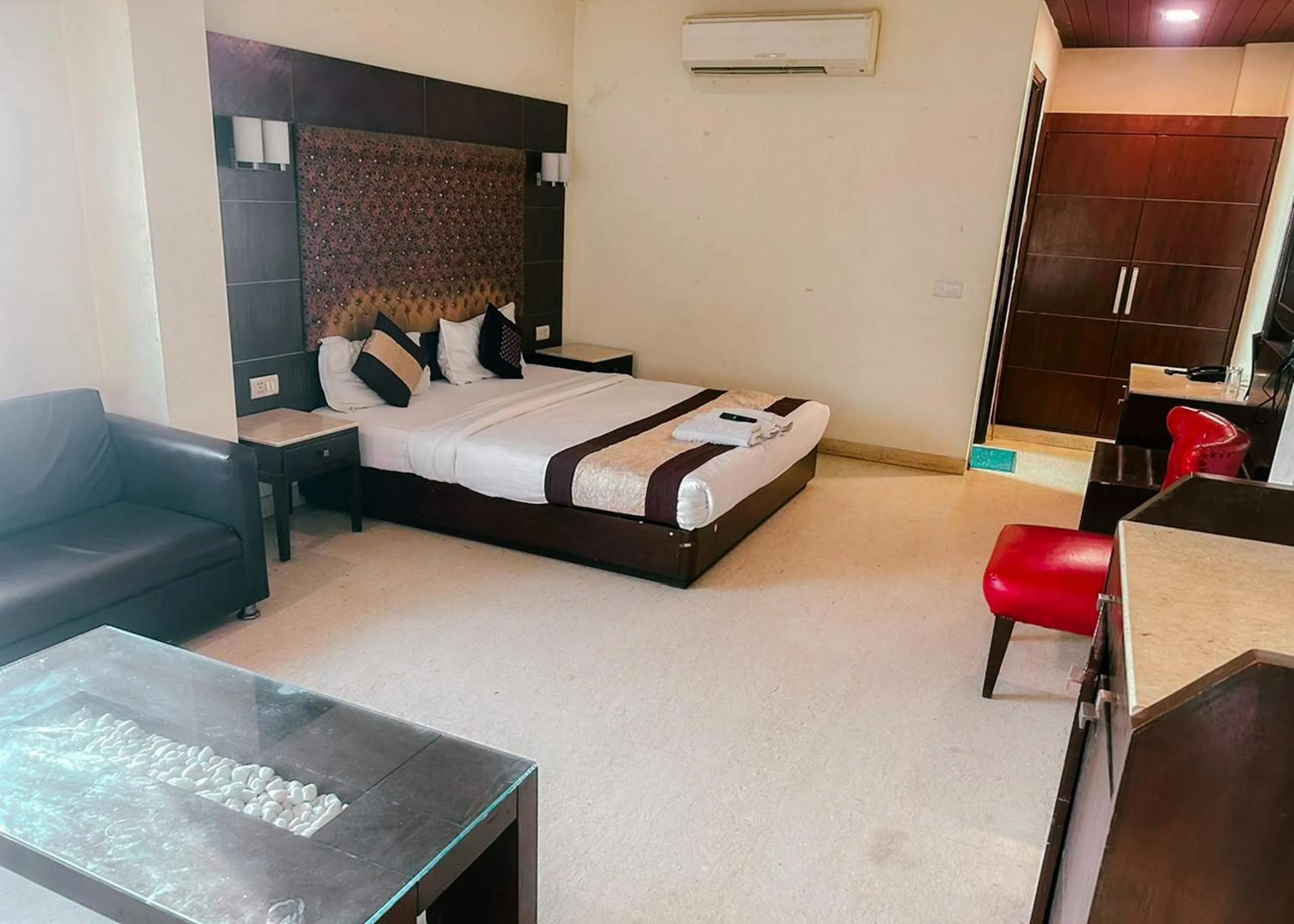 Bed in The Metropolis Guest House Near RK Ashram Metro Station