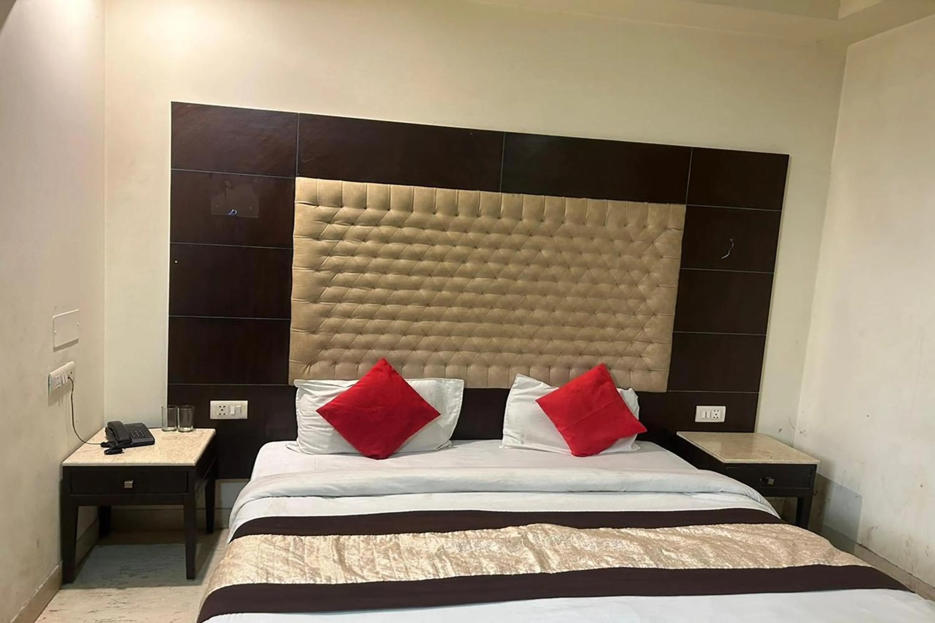 Bed in The Metropolis Guest House Near RK Ashram Metro Station