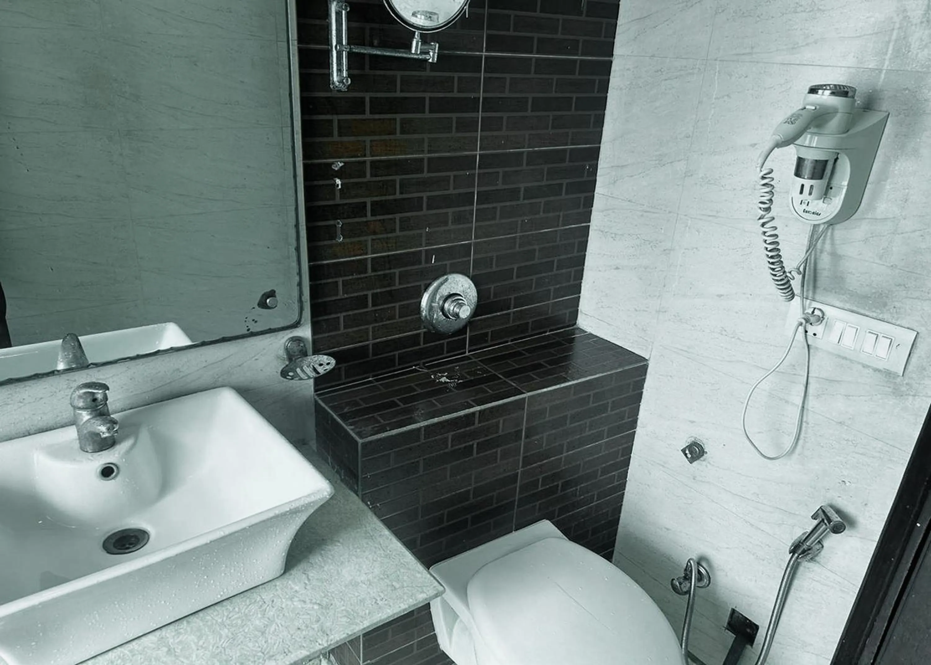 Bathroom in The Metropolis Guest House Near RK Ashram Metro Station