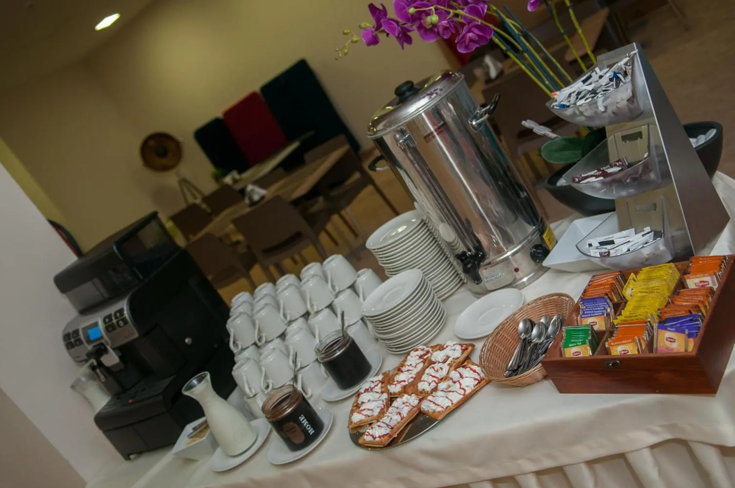 Restaurant/places to eat in Hotel Meeting