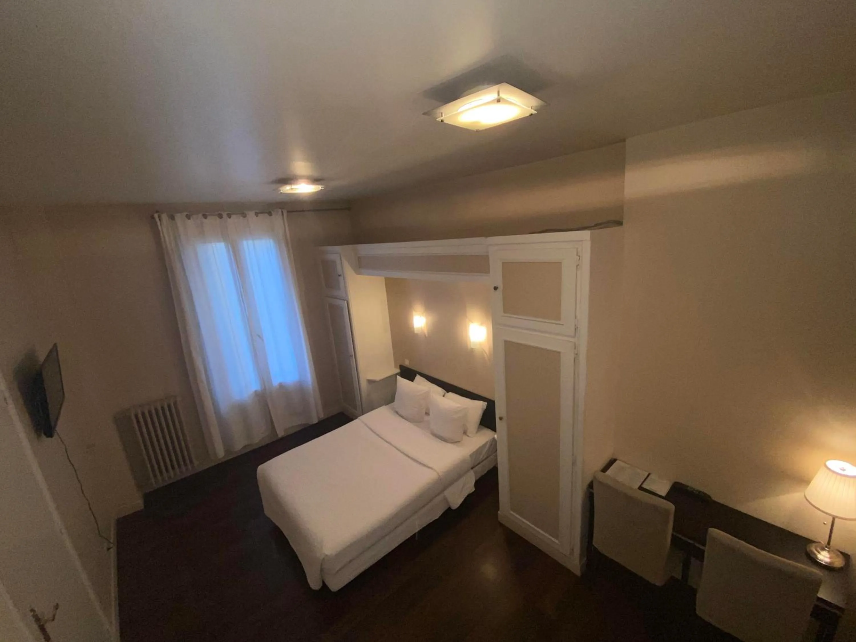 Photo of the whole room, Bed in Hôtel du Parc