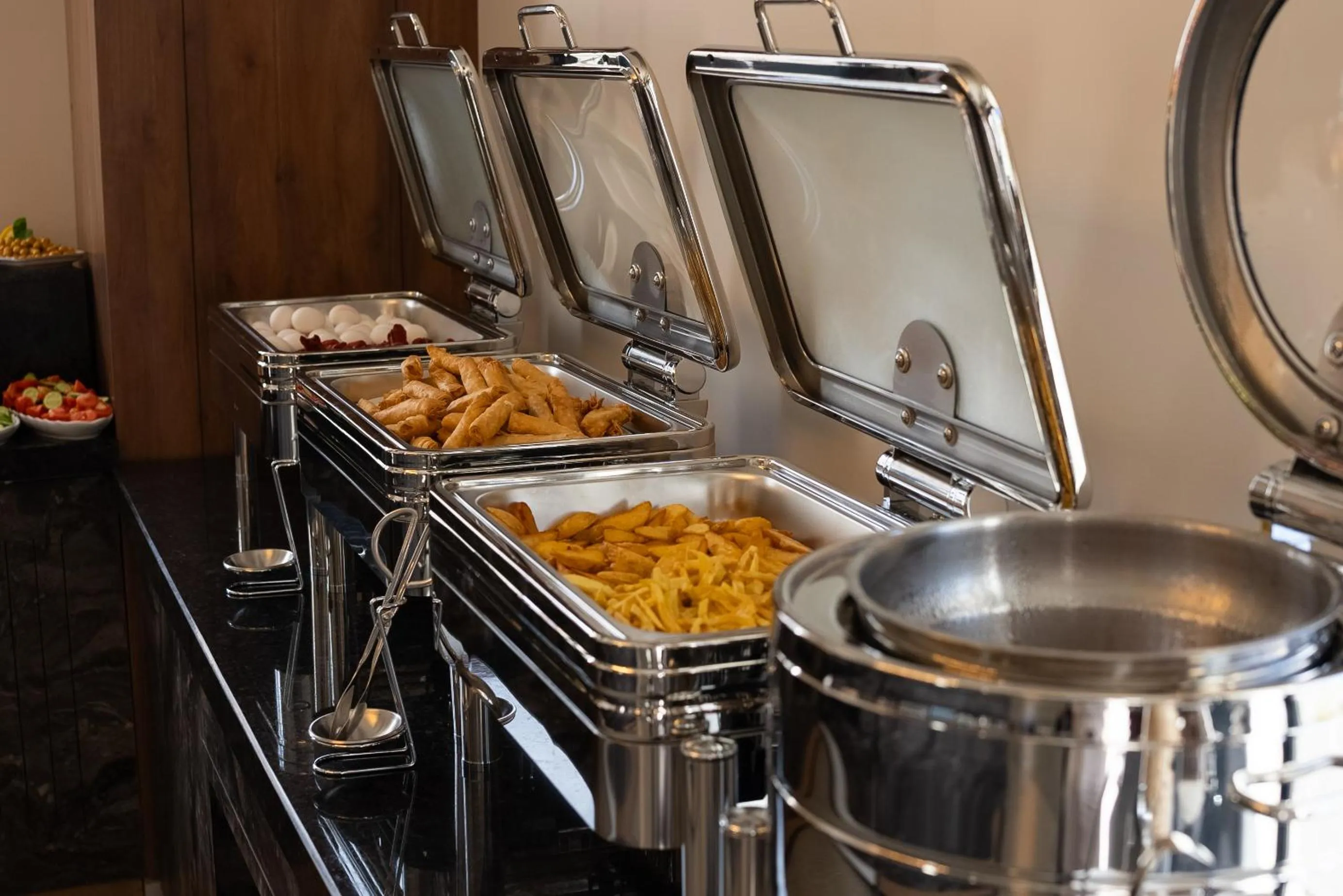 Food and drinks in Golden River Hotel By Continent